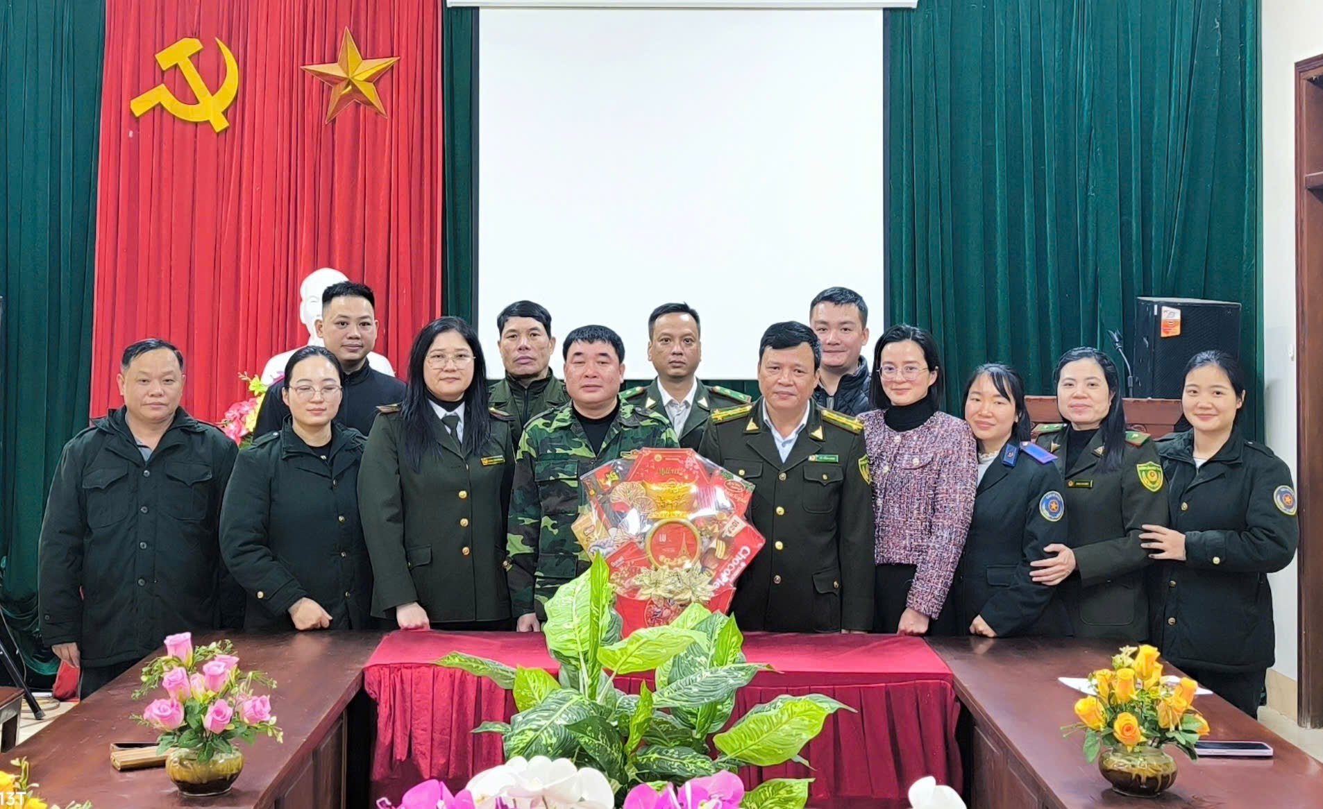 Chi cục Kiểm lâm tỉnh Thái Nguyên tổ chức thăm, tặng quà gia đình liệt sỹ; các Đơn vị trực thuộc Chi cục ở vùng sâu, vùng xa, vùng khó khăn nhân dịp Tết Nguyên đán Bính Ngọ 2026