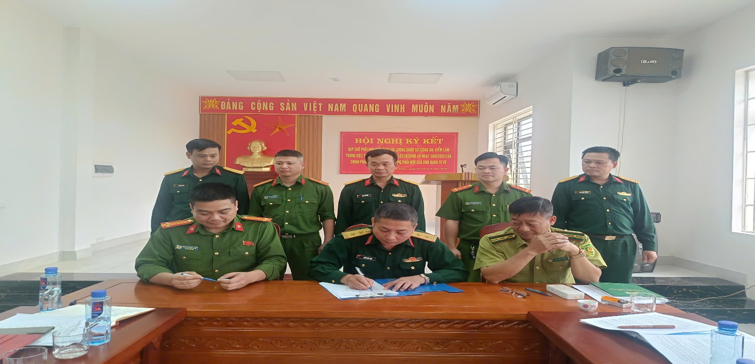 Hạt Kiểm lâm số 12 chủ động phối hợp với các lực lượng tổ chức ký kết  Quy chế phối hợp theo Nghị định số 02/2020/NĐ-CP ngày 30/6/2020 của Chính phủ trong công tác bảo vệ rừng và PCCCR