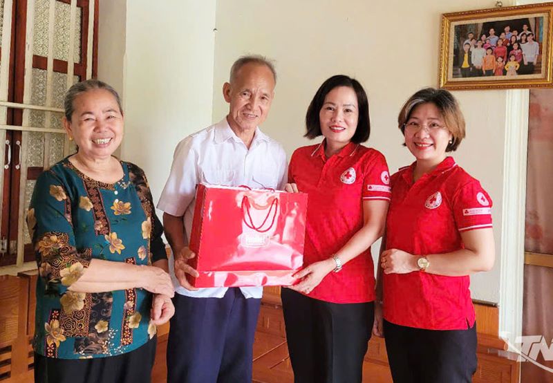 Hội Chữ thập đỏ tỉnh thăm, tặng quà người có công