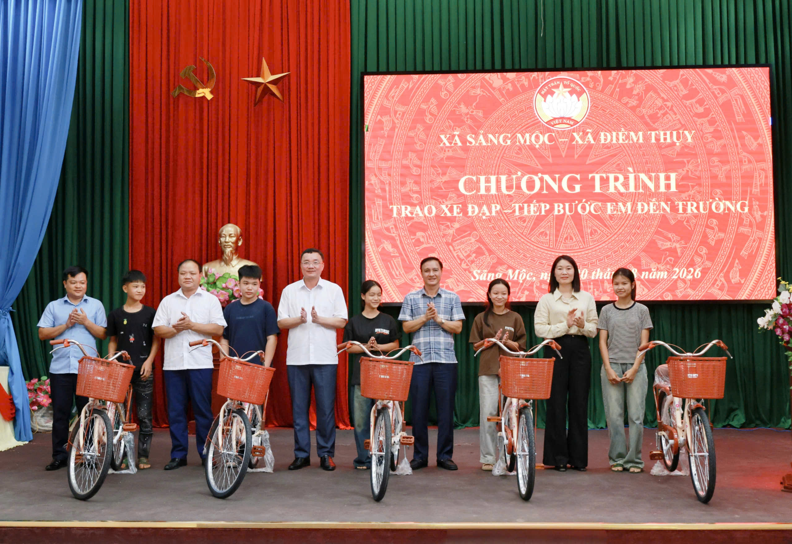 Ấm áp chương trình “Trao xe đạp - Tiếp bước em đến trường” tại xã Sảng Mộc