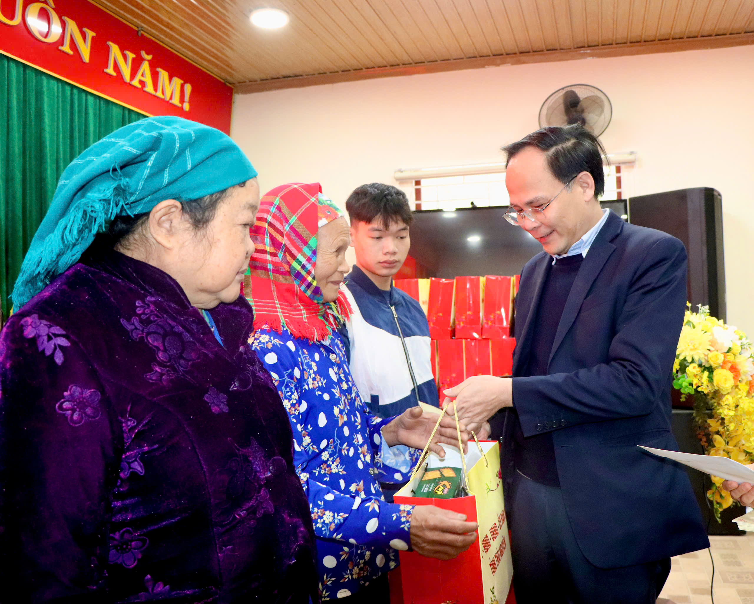 Trao quà tết cho nhân dân xã Nghiên Loan 