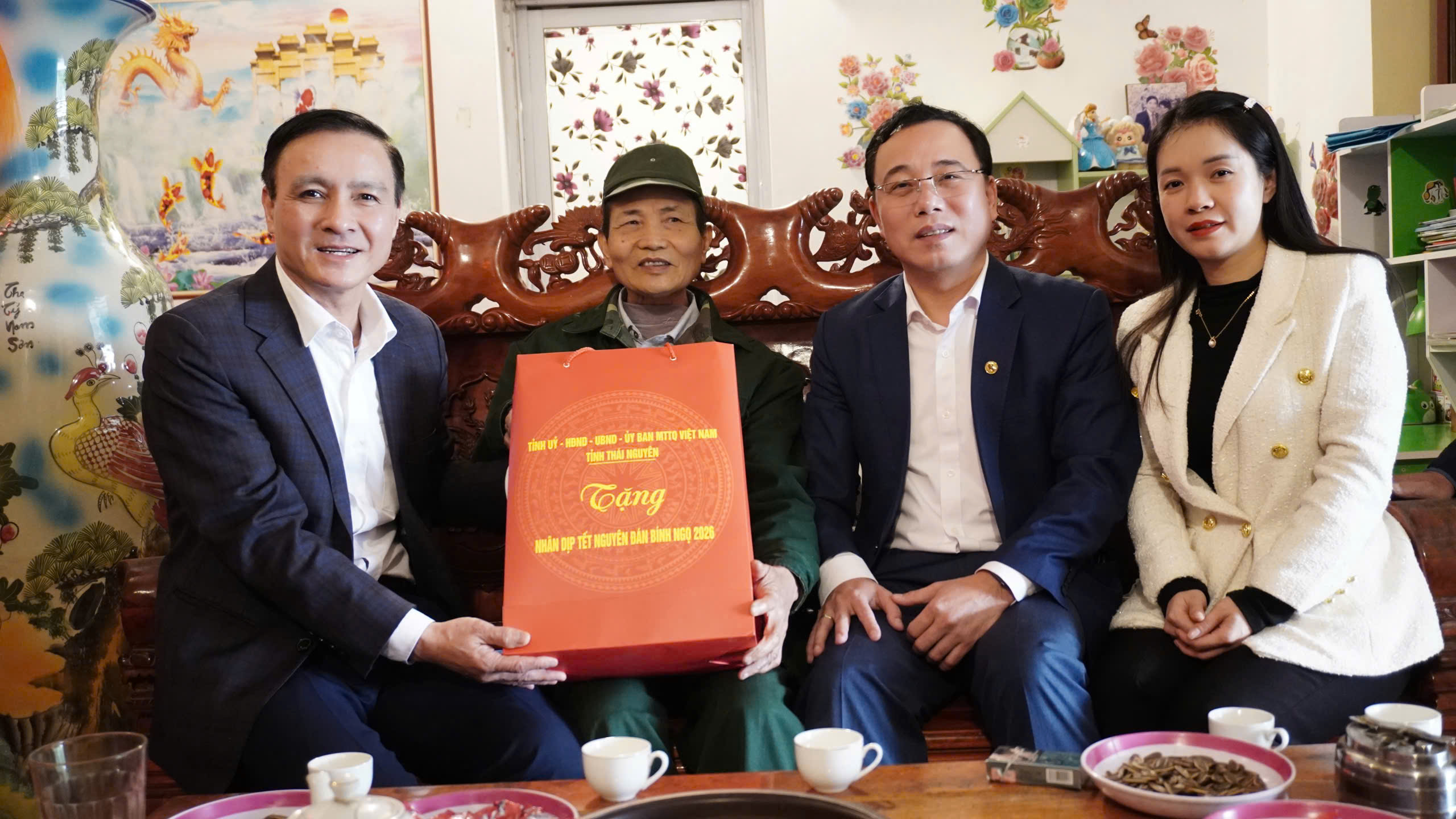 Đồng chí Vũ Duy Hoàng thăm, tặng quà người có công với cách mạng và gia đình có hoàn cảnh khó khăn tại các xã Yên Trạch, Hợp Thành, Vô Tranh