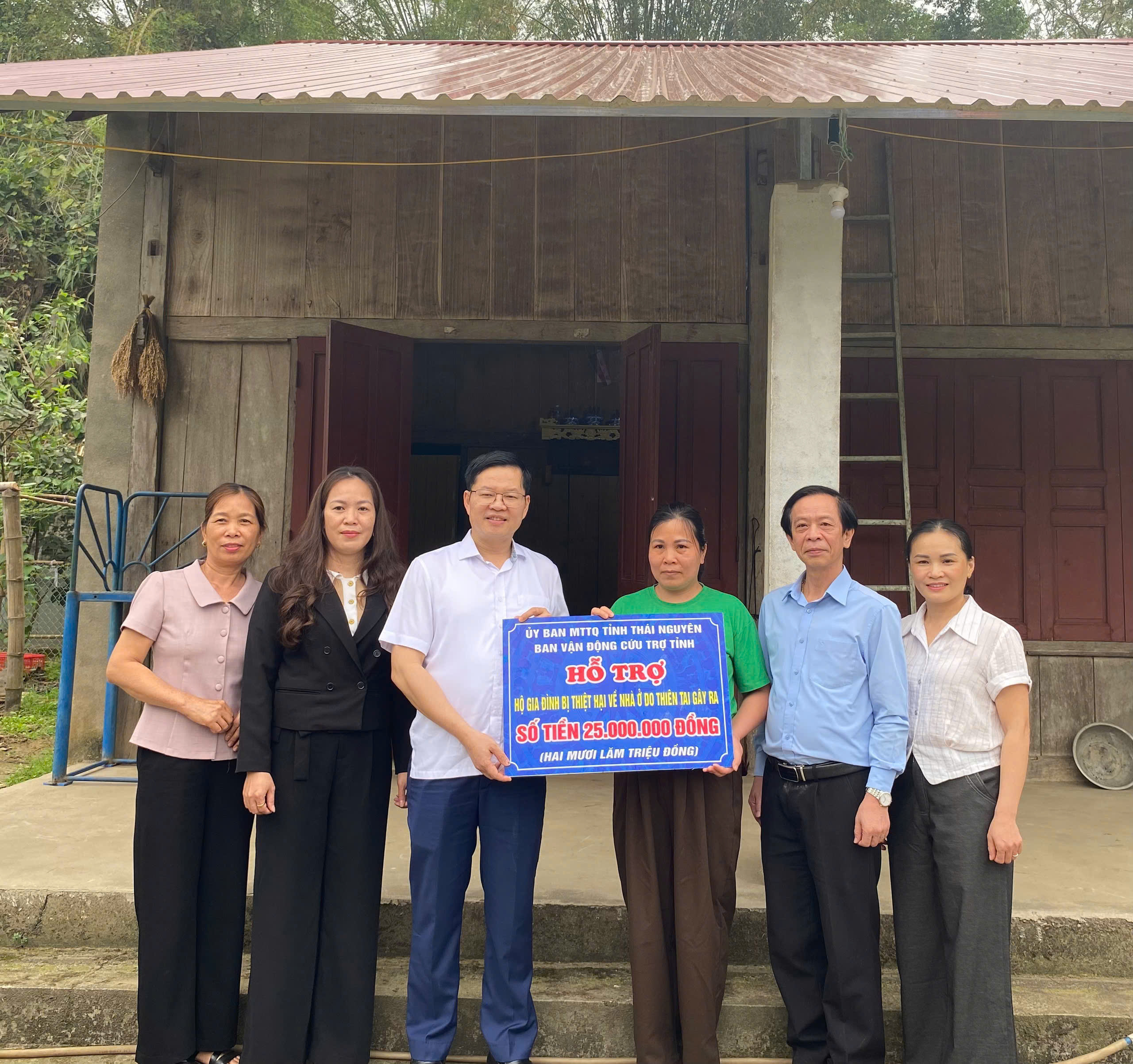 Đồng chí Phó Bí thư Tỉnh ủy, Chủ tịch Uỷ ban MTTQ tỉnh kiểm tra tình hình thiệt hại và khắc phục hậu quả do cơn lốc đêm ngày 29/3/2026 gây ra 