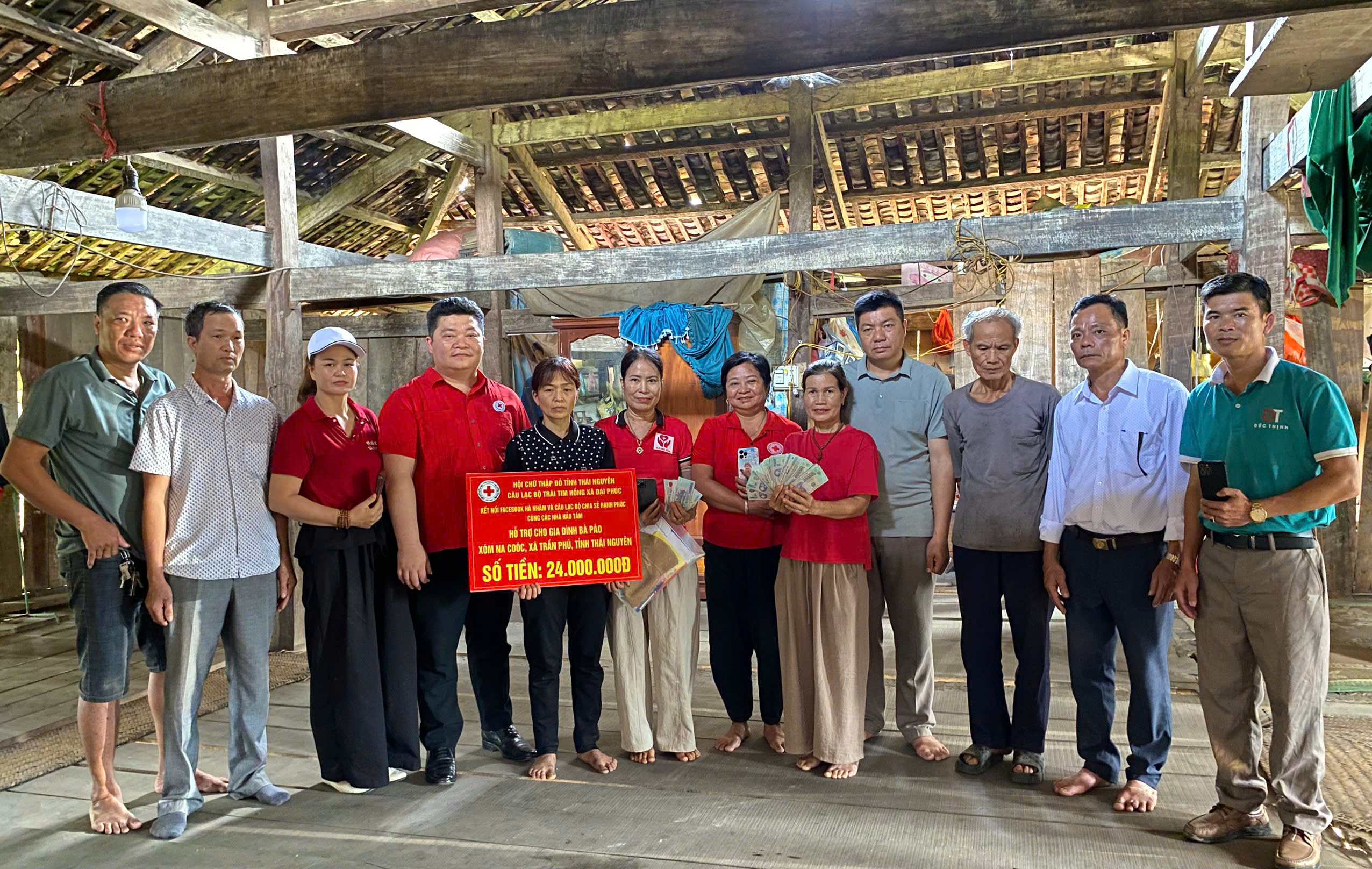 Trao hỗ trợ khẩn cấp cho hộ gia đình đặc biệt khó khăn tại thôn Nà Coóc, xã Trần Phú, tỉnh Thái Nguyên