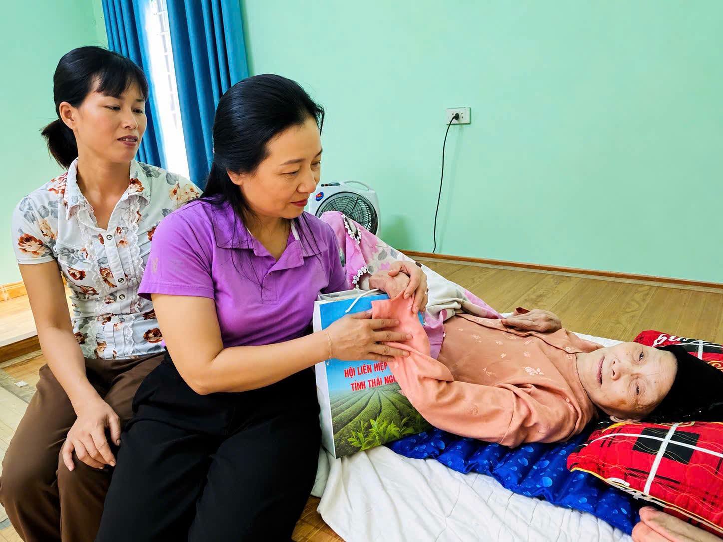 Hội Liên hiệp Phụ nữ tỉnh Thái Nguyên thăm, tặng quà Mẹ Việt Nam Anh hùng nhân kỷ niệm 79 năm Ngày Thương binh - Liệt sĩ
