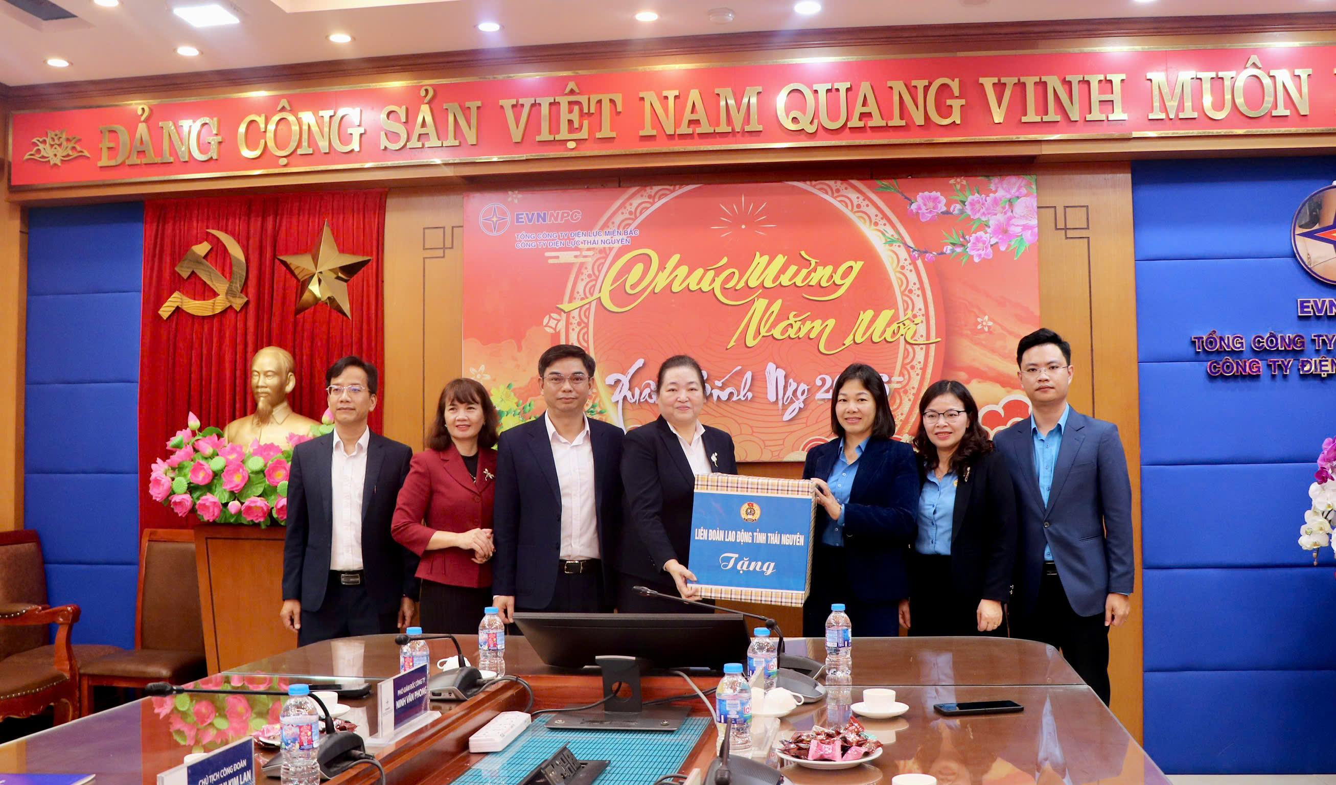 Đồng chí Đỗ Thị Hiền, Chủ tịch LĐLĐ tỉnh thăm, chúc tết doanh nghiệp nhân dịp khai xuân Bính Ngọ