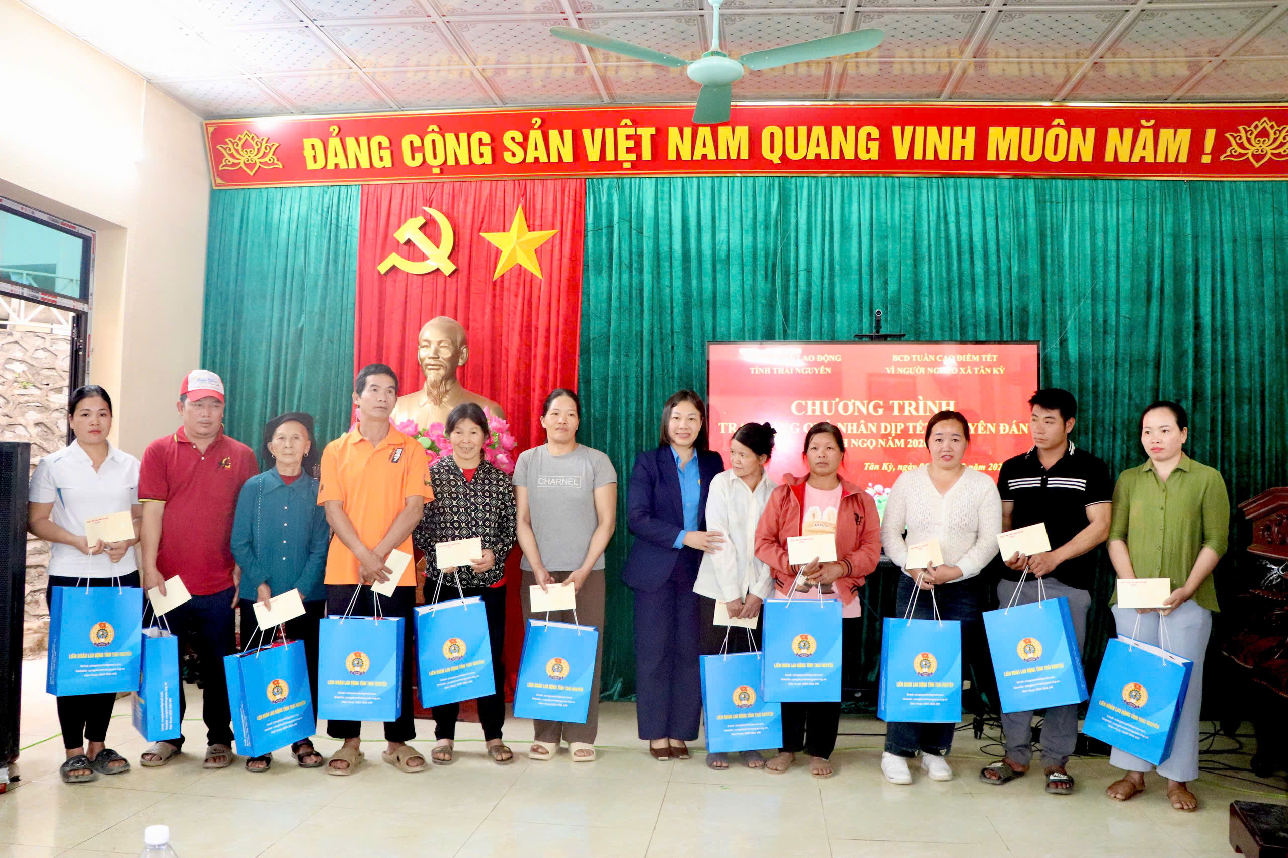 Lãnh đạo Hội đồng nhân dân tỉnh, Liên đoàn Lao động tỉnh trao quà tết cho hộ nghèo, hộ cận nghèo tại xã Thanh Mai