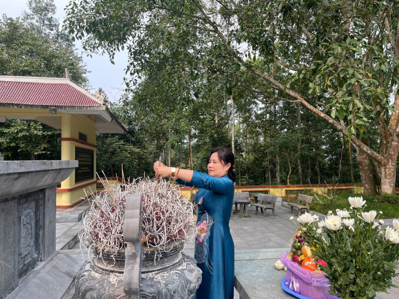 Chi bộ Ban Dân chủ, Giám sát và Phản biện xã hội  tổ chức sinh hoạt chuyên đề gắn với hành trình về nguồn