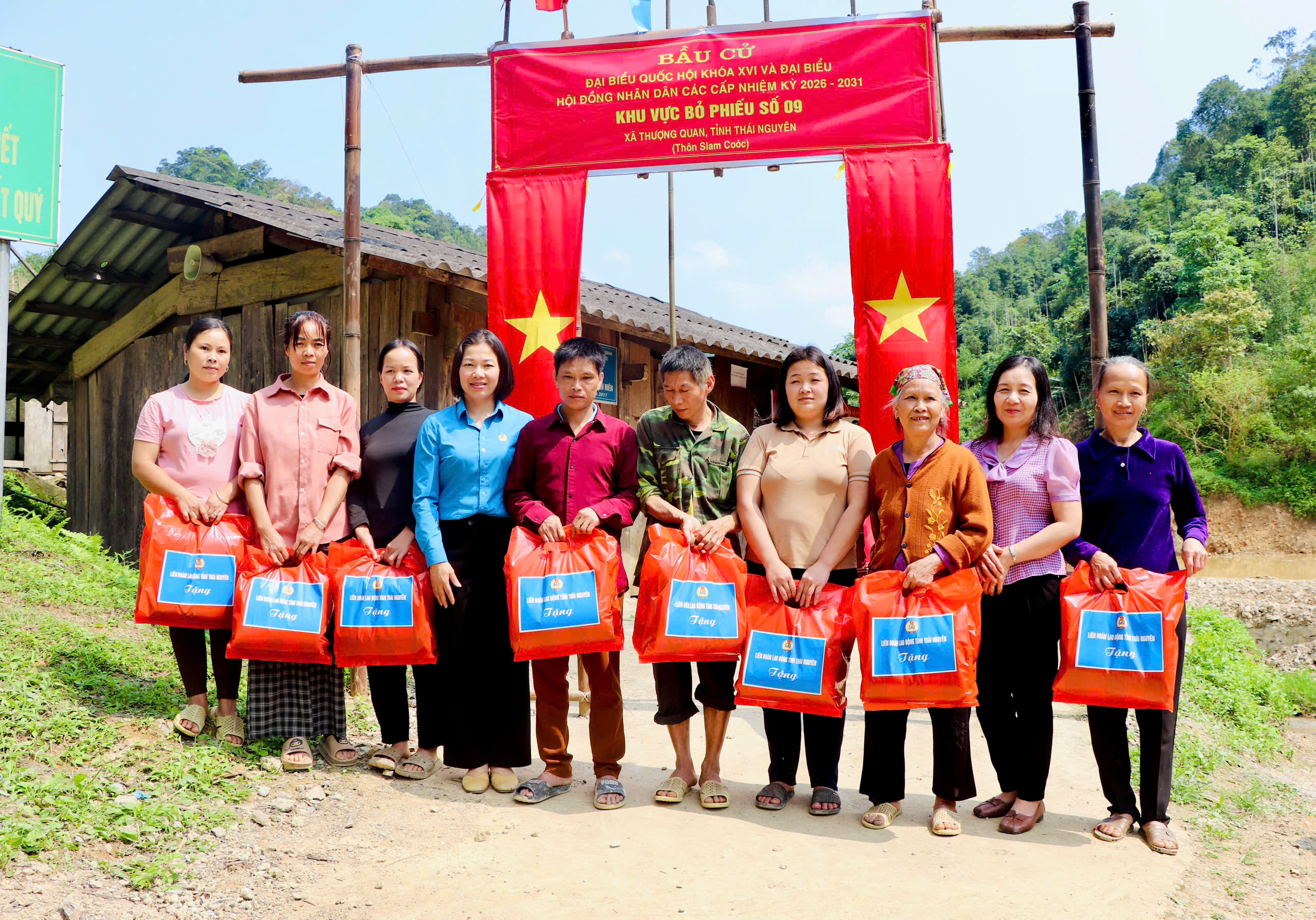 Thăm, động viên các hộ dân bị thiệt hại do giông lốc, mưa đá  tại xã Thượng Quan