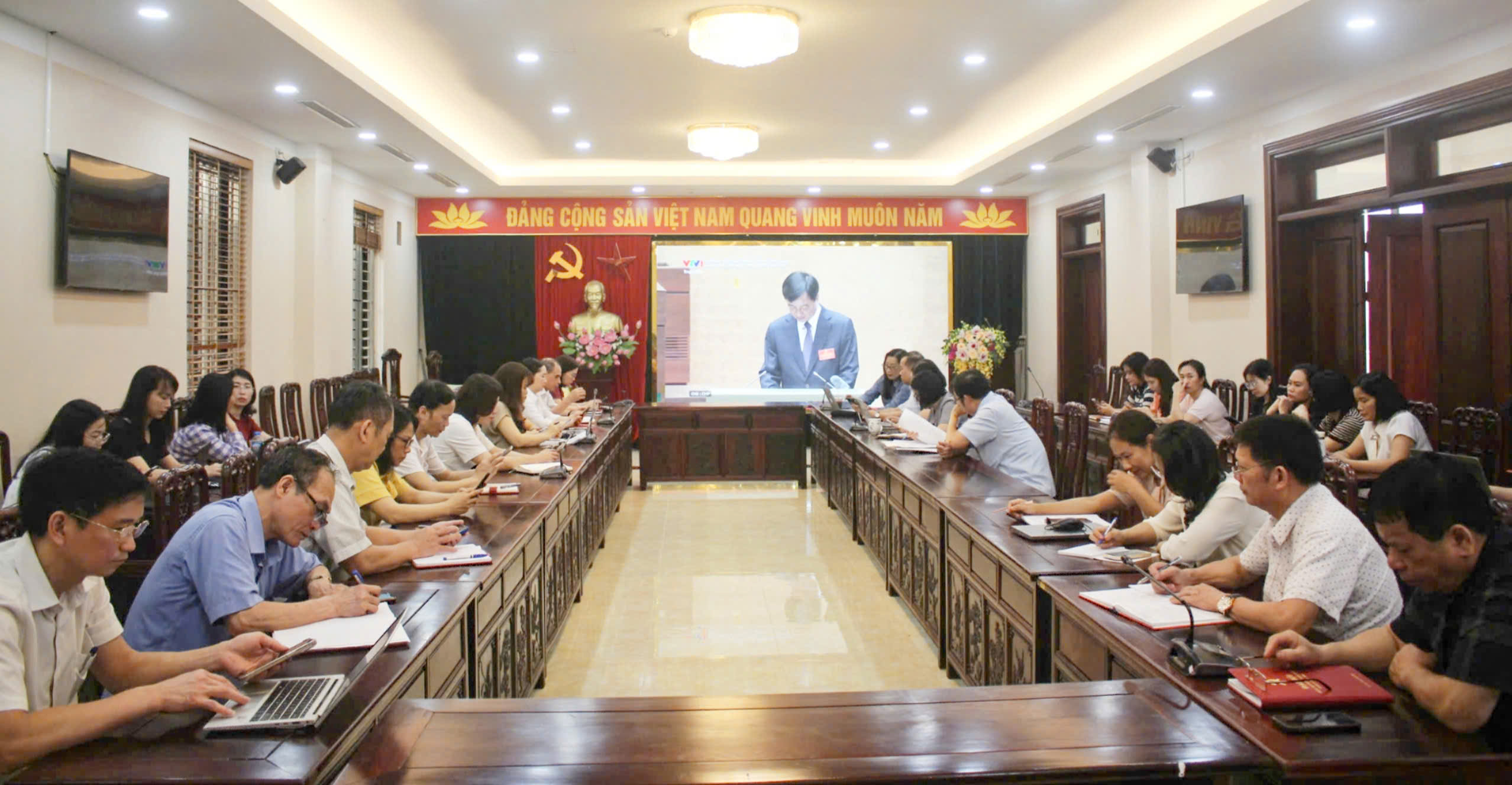 Cán bộ, công chức cơ quan Ủy ban MTTQ tỉnh, các tổ chức Chính trị- xã hội tham gia Hội nghị toàn quốc nghiên cứu, học tập, quán triệt và triển khai thực hiện Nghị quyết Hội nghị lần thứ hai Ban Chấp hành Trung ương Đảng khóa XIV