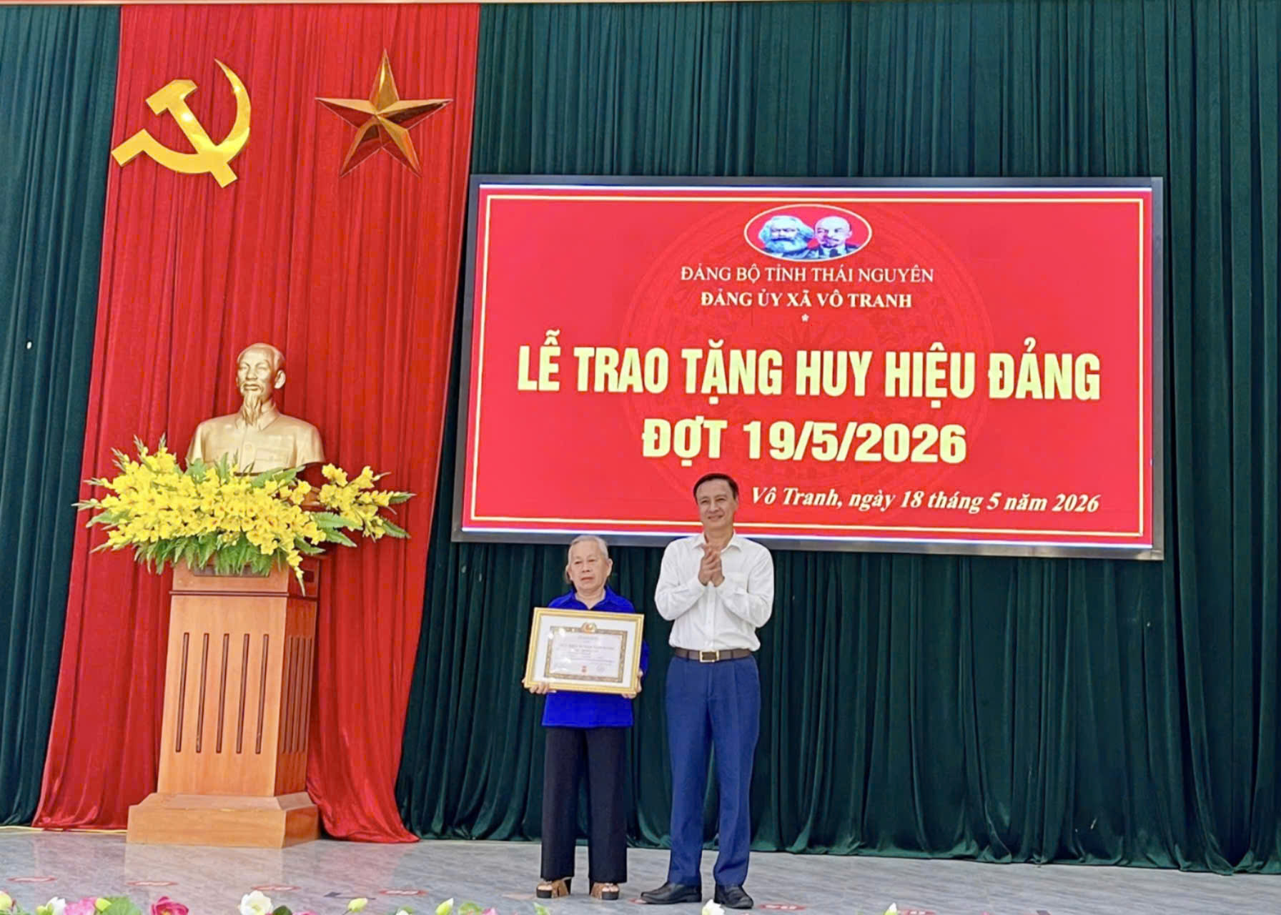 Đồng chí Vũ Duy Hoàng trao tặng Huy hiệu Đảng tại xã Vô Tranh