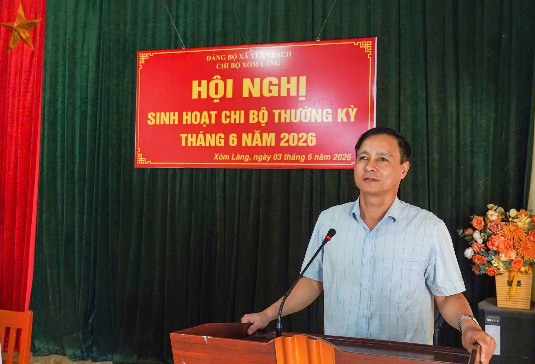 Đồng chí Vũ Duy Hoàng, Ủy viên BTV Tỉnh ủy, Phó Chủ tịch Thường trực Ủy ban MTTQ tỉnh dự sinh hoạt chi bộ tại xóm Làng, xã Yên Trạch