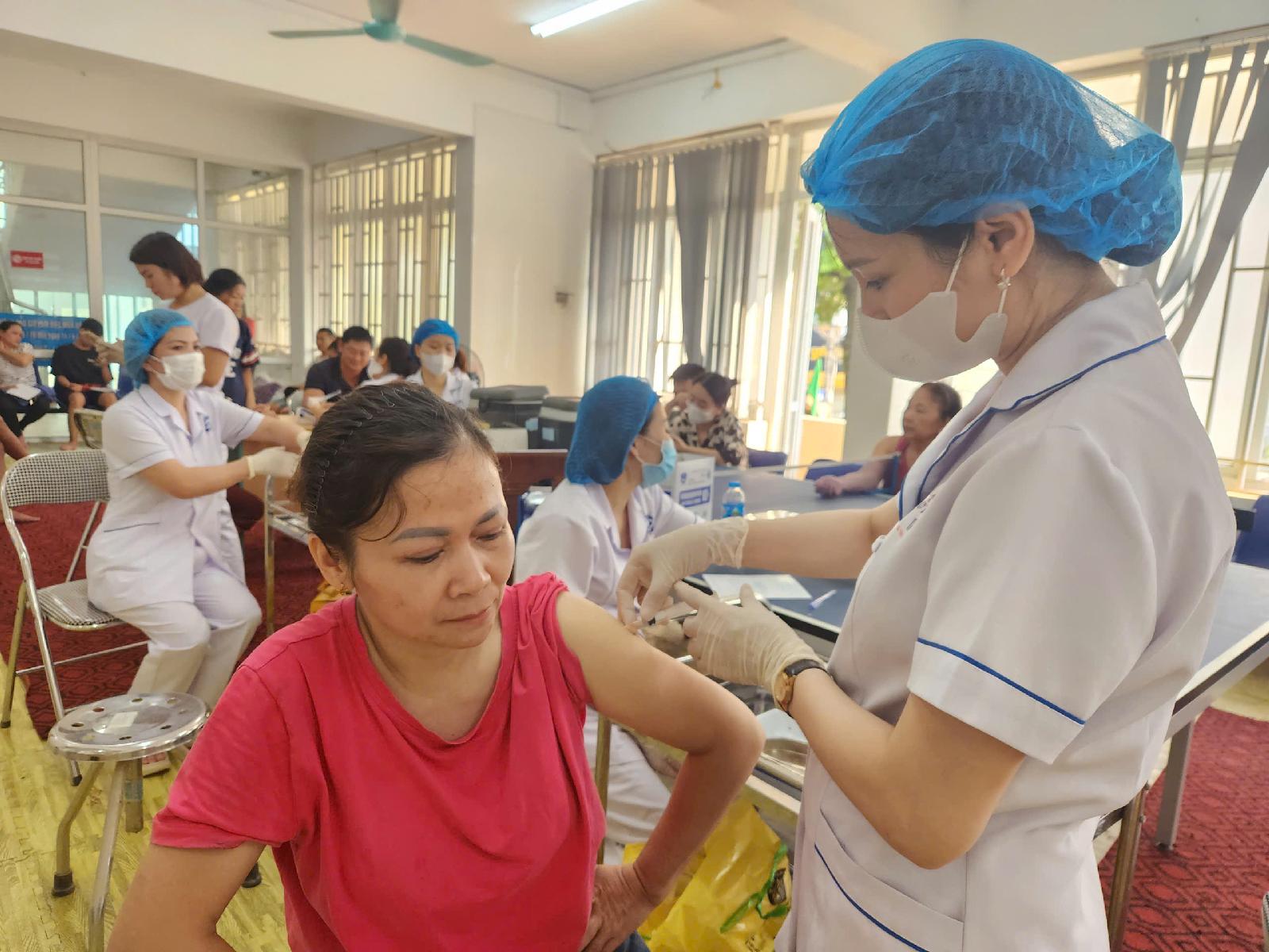 TRUNG TÂM KIỂM SOÁT BỆNH TẬT TỔ CHỨC TƯ VẤN, TIÊM VẮCXIN UỐN VÁN MIỄN PHÍ CHO NGƯỜI DÂN TRÊN ĐỊA BÀN TỈNH SAU LŨ