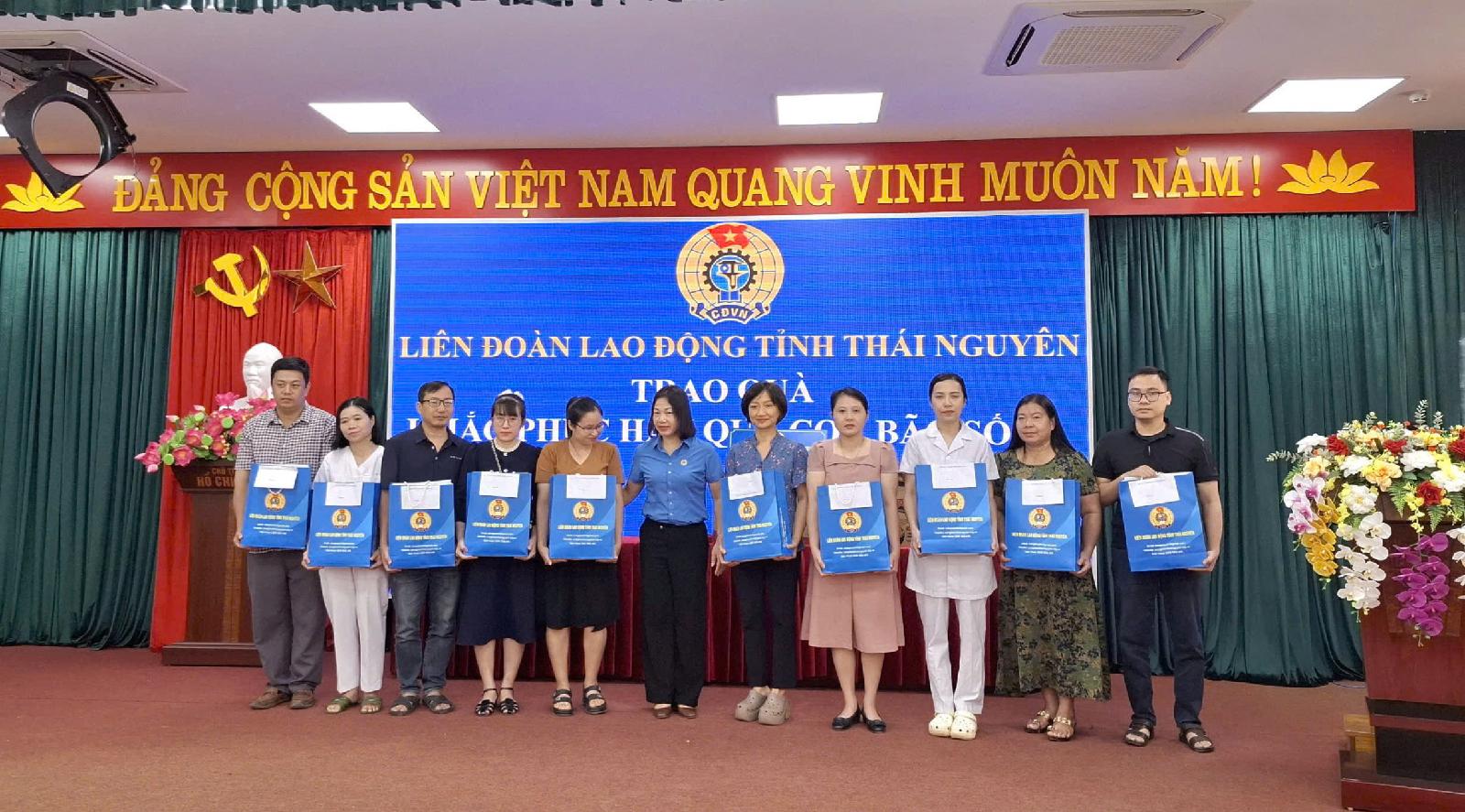 Liên đoàn lao động Tỉnh thăm, tặng quà  cho người lao động bị ảnh hưởng bởi bão số 11