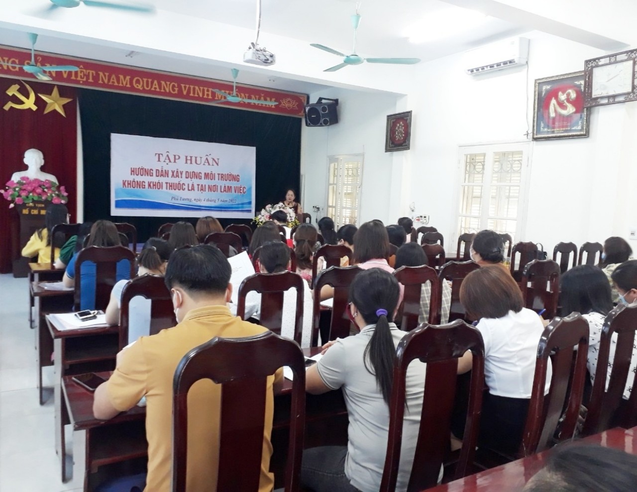 TRUNG TÂM Y TẾ PHÚ LƯƠNG PHỐI HỢP TỔ CHỨC TẬP HUẤN VỀ PHÒNG, CHỐNG TÁC HẠI CỦA THUỐC LÁ