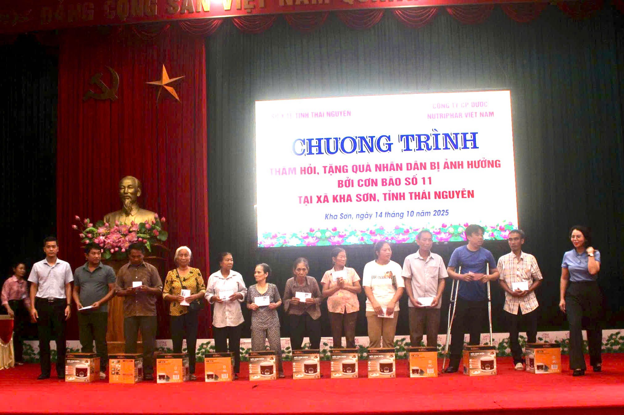 SỞ Y TẾ VÀ CÔNG TY DƯỢC NUTRIPHAR VIỆT NAM TẶNG QUÀ CHO NGƯỜI DÂN BỊ ẢNH HƯỞNG BỞI BÃO SỐ 11 TẠI THÁI NGUYÊN