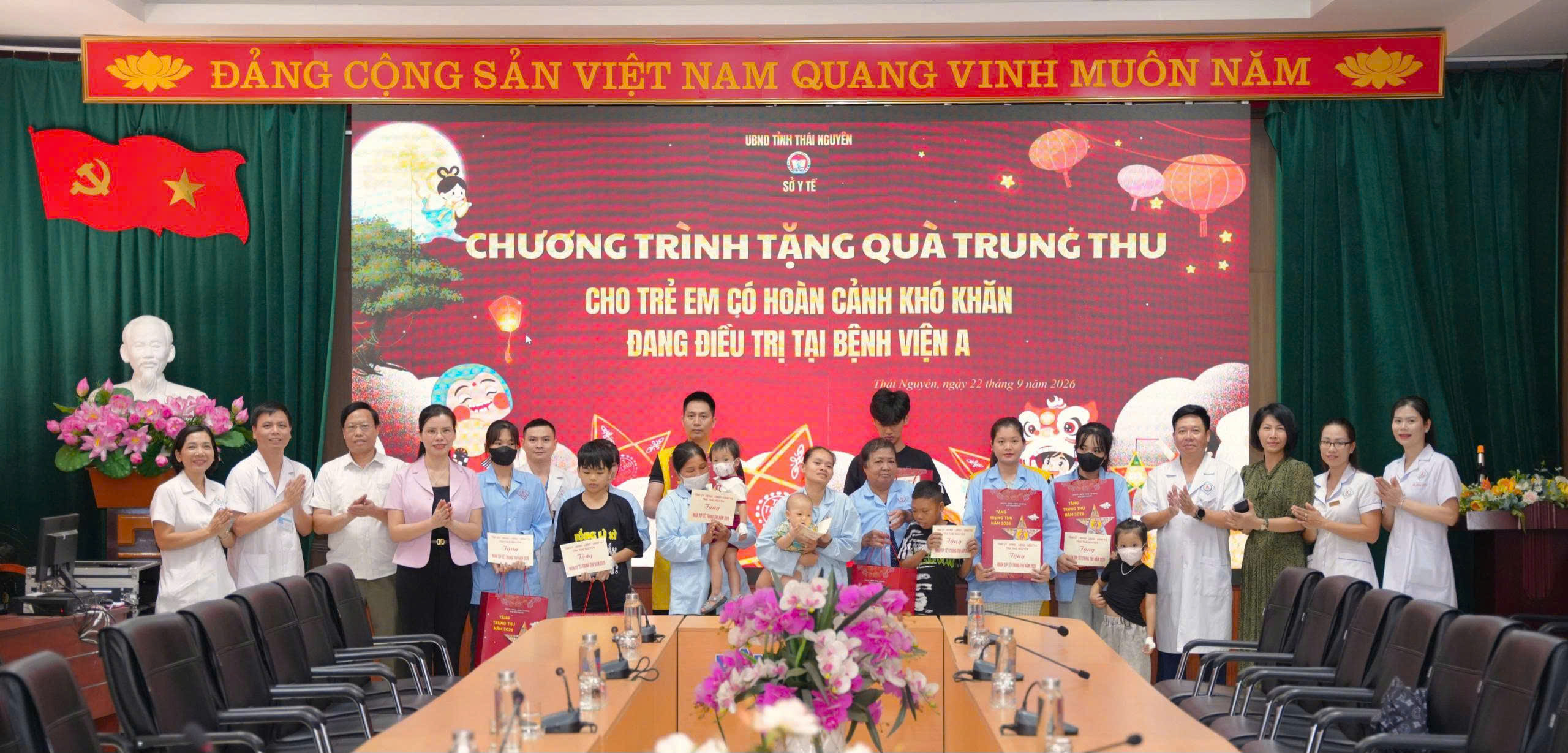 TRAO QUÀ TRUNG THU CHO BỆNH NHI CÓ HOÀN CẢNH KHÓ KHĂN ĐANG ĐIỀU TRỊ TẠI BỆNH VIỆN A THÁI NGUYÊN