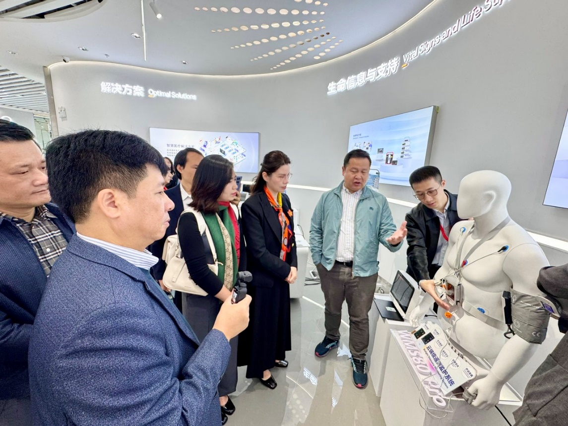 A group of people standing around a mannequin
AI-generated content may be incorrect.