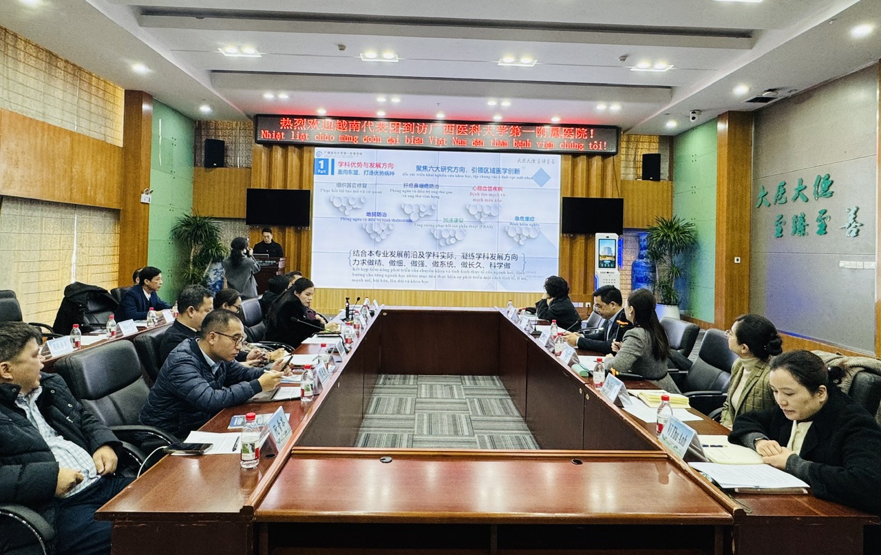 A group of people sitting at a table
AI-generated content may be incorrect.