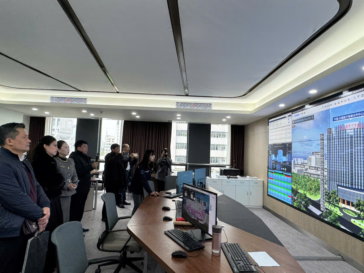 A group of people in a room
AI-generated content may be incorrect.