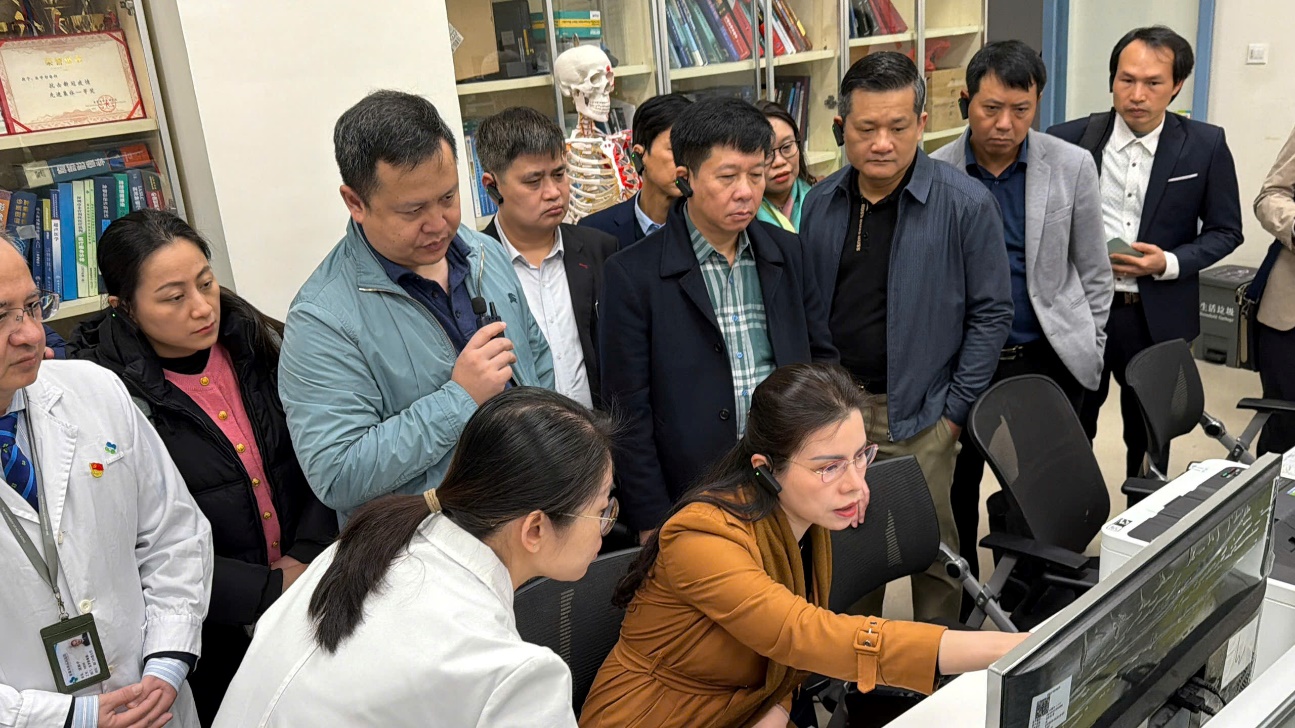 A group of people standing around a desk
AI-generated content may be incorrect.