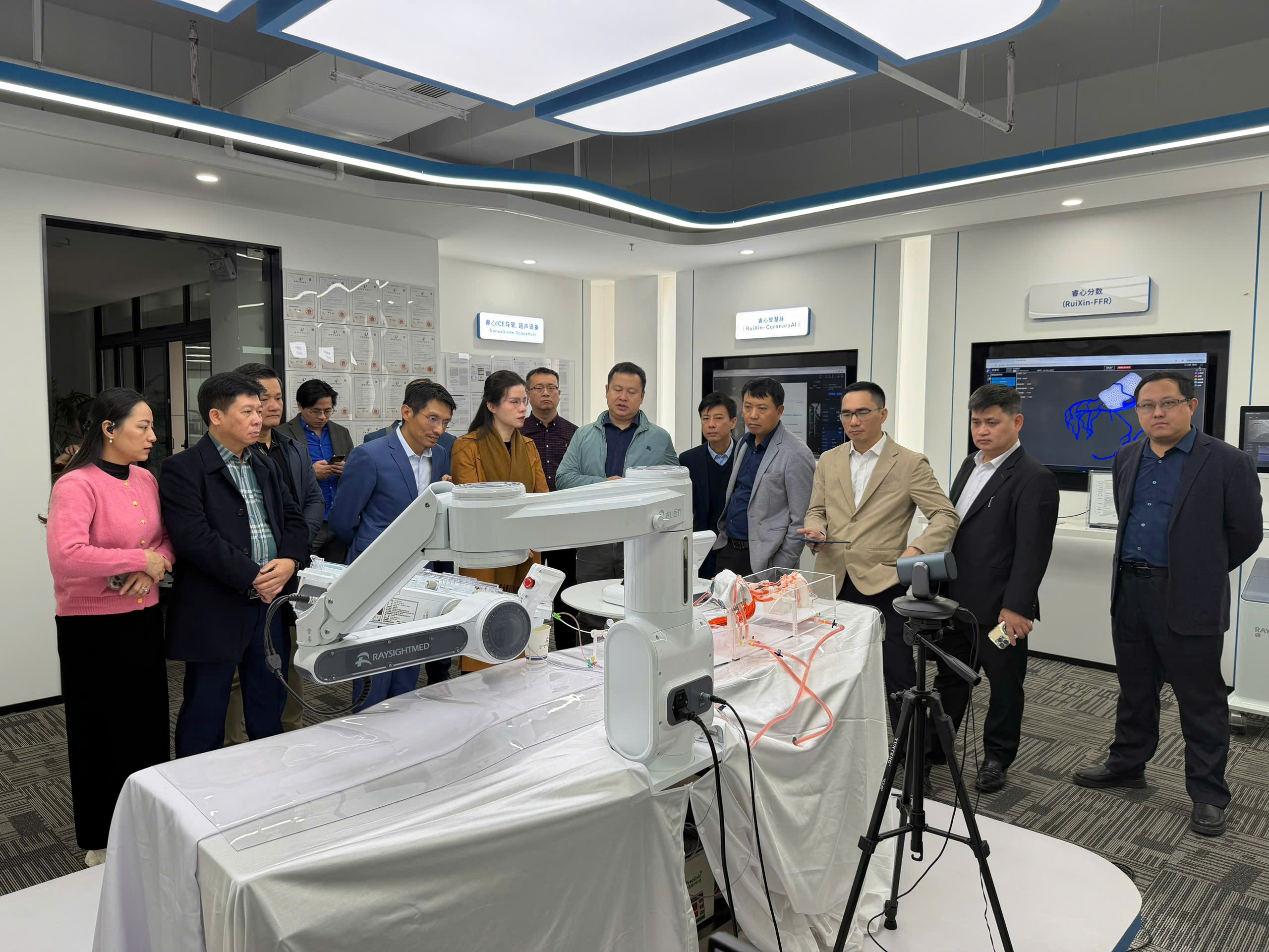 Đoàn công tác Sở Y tế Thái Nguyên tham quan, làm việc tại các trung tâm công nghệ, ứng dụng công nghệ thông tin, trí tuệ nhân tạo (AI) trong y tế tại Thâm Quyến và Nam Ninh (Trung Quốc)