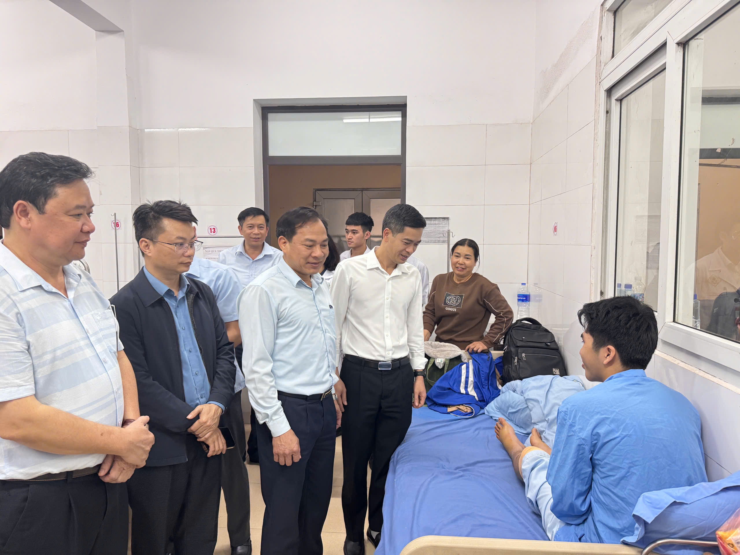 Thăm hỏi, động viên và trao hỗ trợ cho 16 học sinh bị thương trong vụ tai nạn giao thông