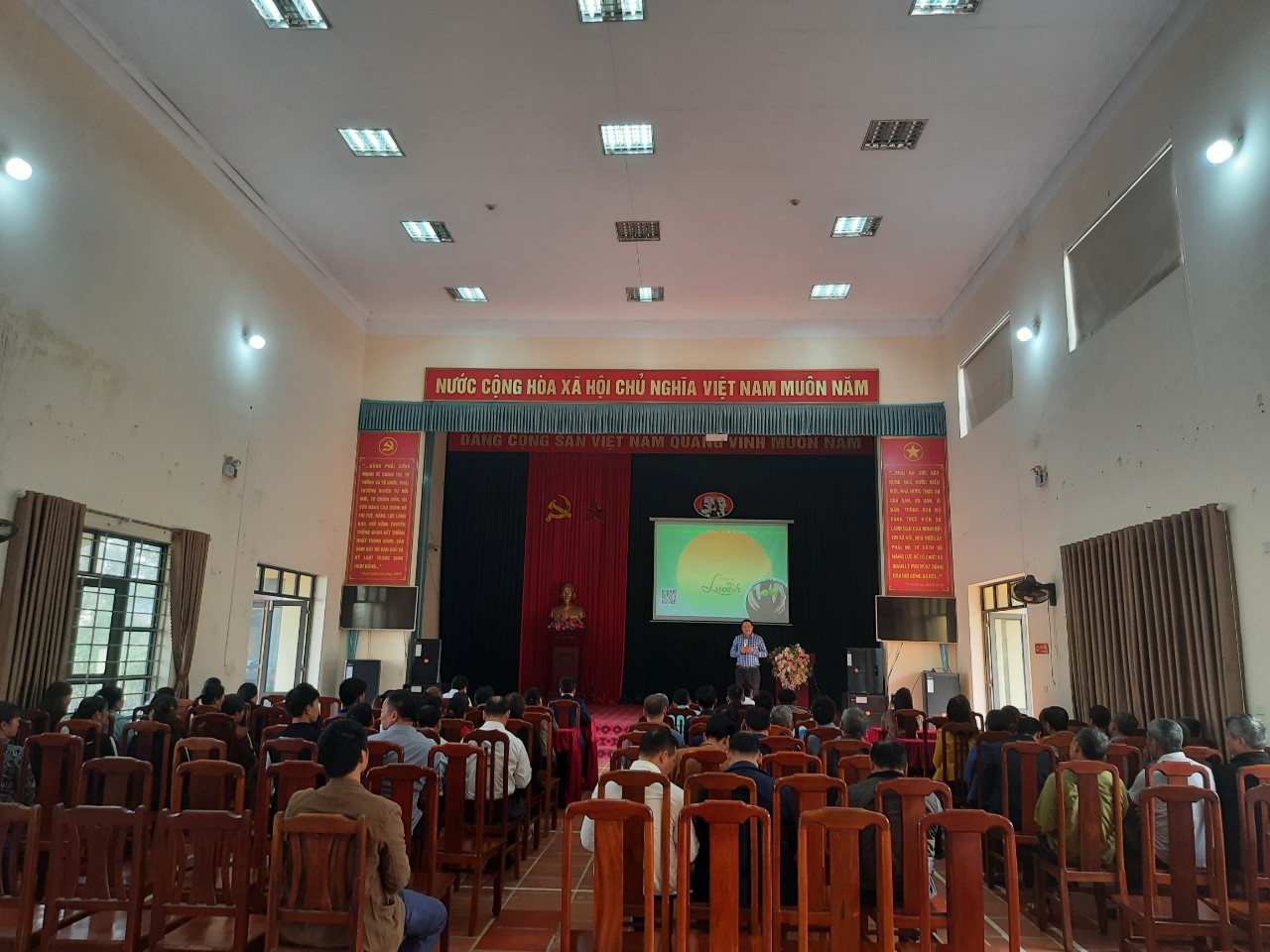 Tập huấn cho hội viên nông dân về kỹ thuật sử dụng phân bón hữu cơ Lucavi trên cây chè, lúa