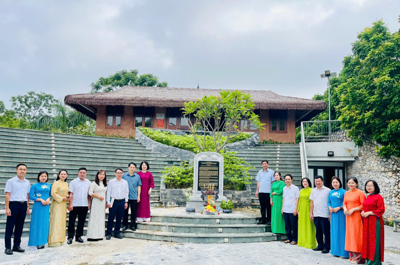 Chi bộ Ban Công tác nông dân tổ chức sinh hoạt chuyên đề Quý II  “Học từ lịch sử để đổi mới phương pháp công tác Hội”