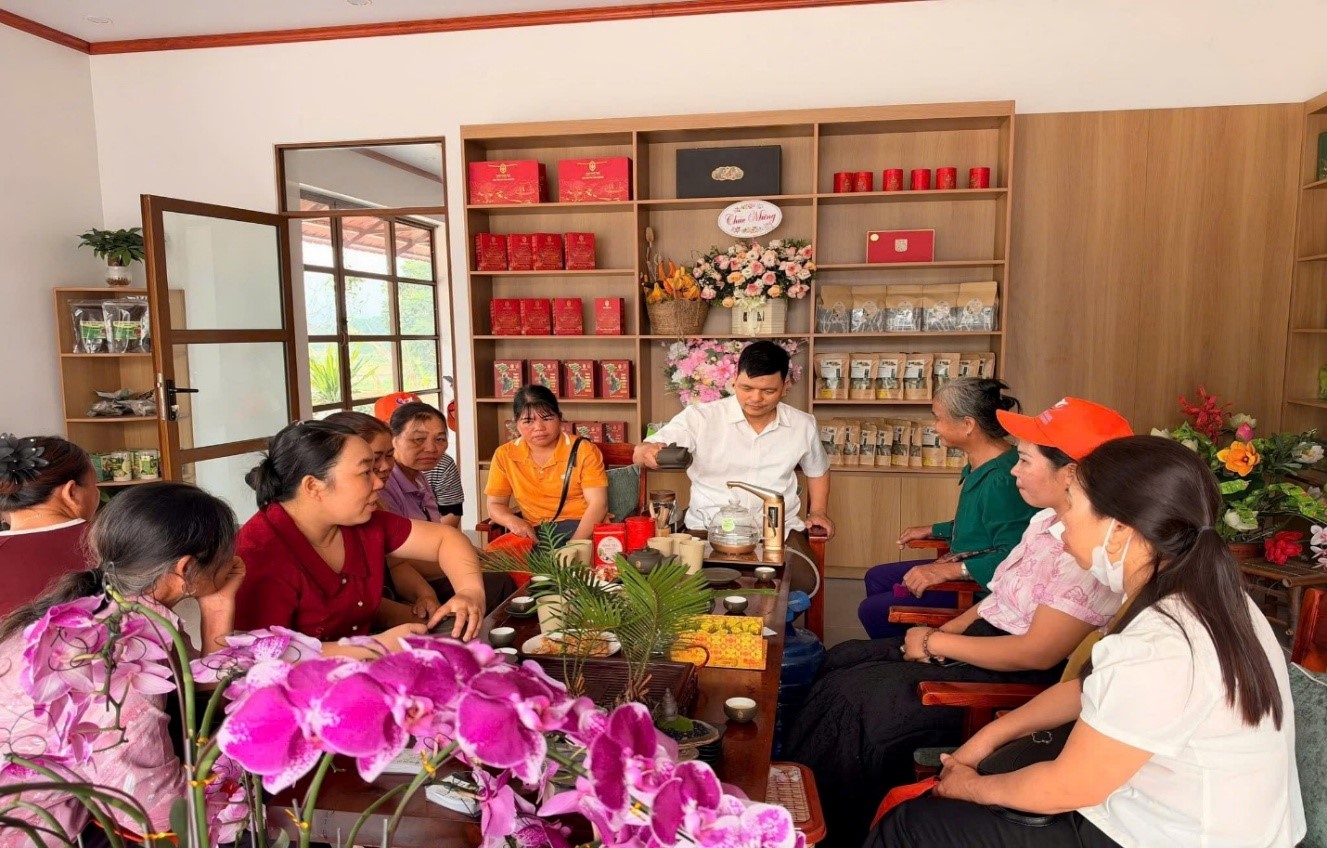Hội viên nông dân xã Thượng Minh học tập kinh nghiệm phát triển kinh tế