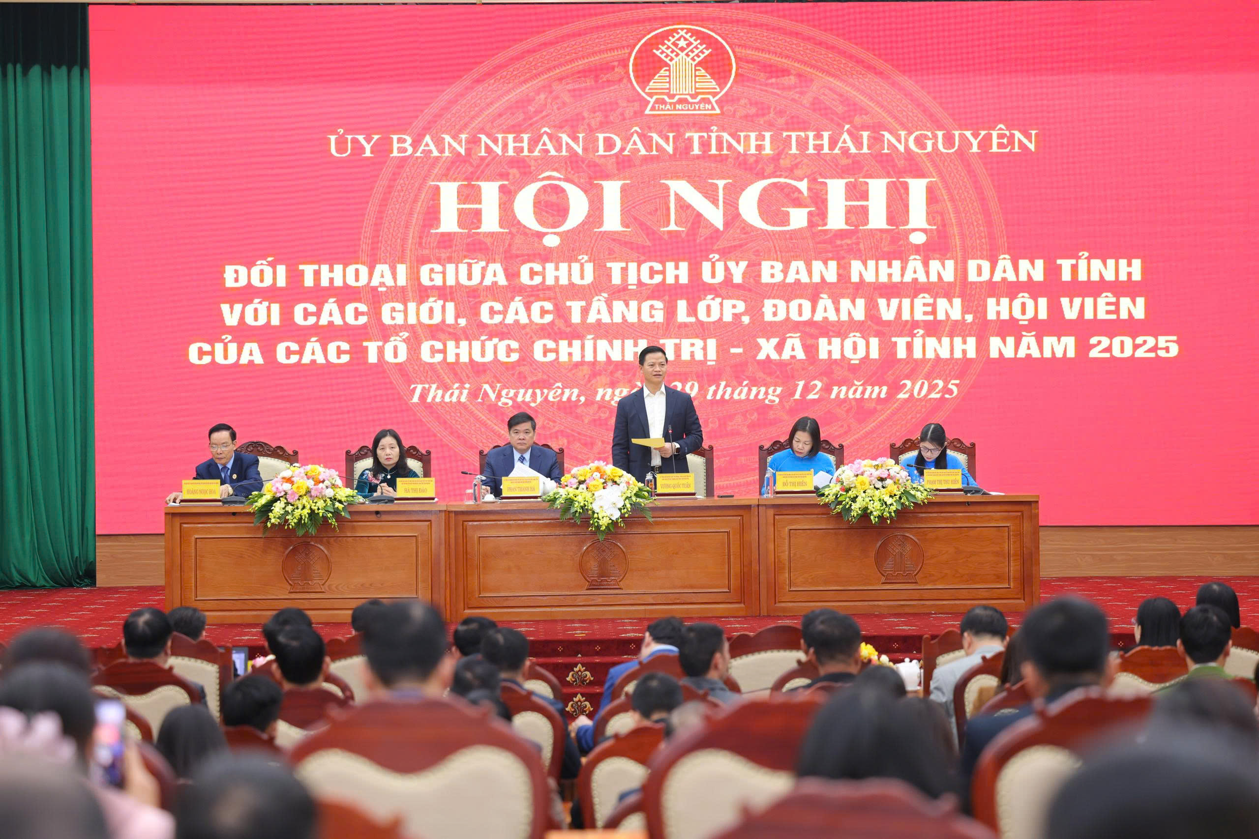 Chủ tịch UBND tỉnh đối thoại với các tầng lớp, đoàn viên, hội viên nông dân