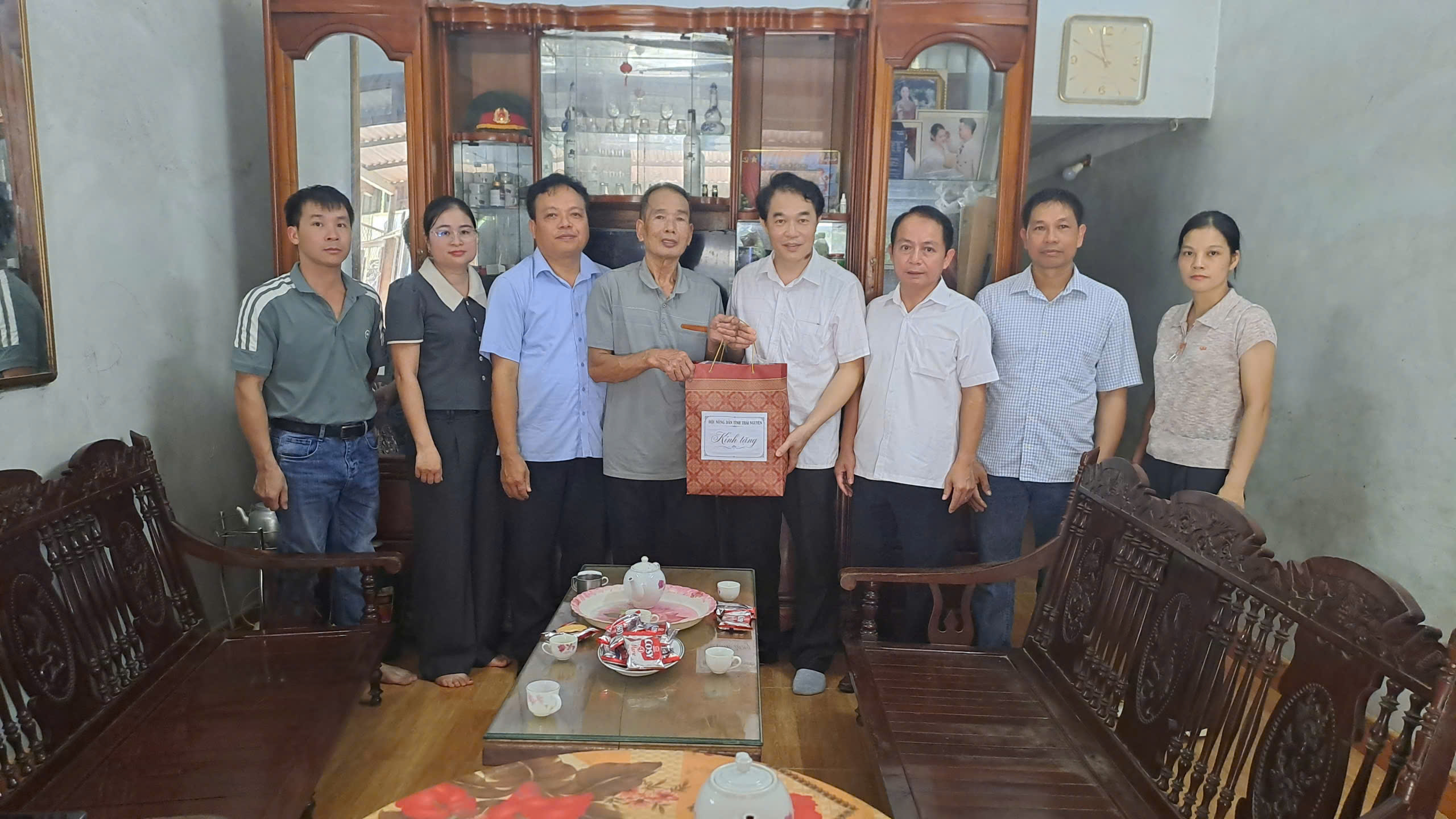 HỘI NÔNG DÂN TỈNH THÁI NGUYÊN THĂM, TẶNG QUÀ GIA ĐÌNH THƯƠNG BINH, BỆNH BINH, NGƯỜI CÓ CÔNG TẠI XÃ TRUNG HỘI