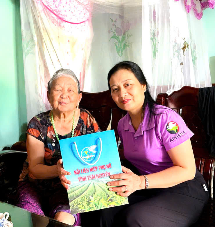 Hội Liên hiệp Phụ nữ tỉnh Thái Nguyên thăm, tặng quà Mẹ Việt Nam Anh hùng nhân kỷ niệm 79 năm Ngày Thương binh - Liệt sĩ