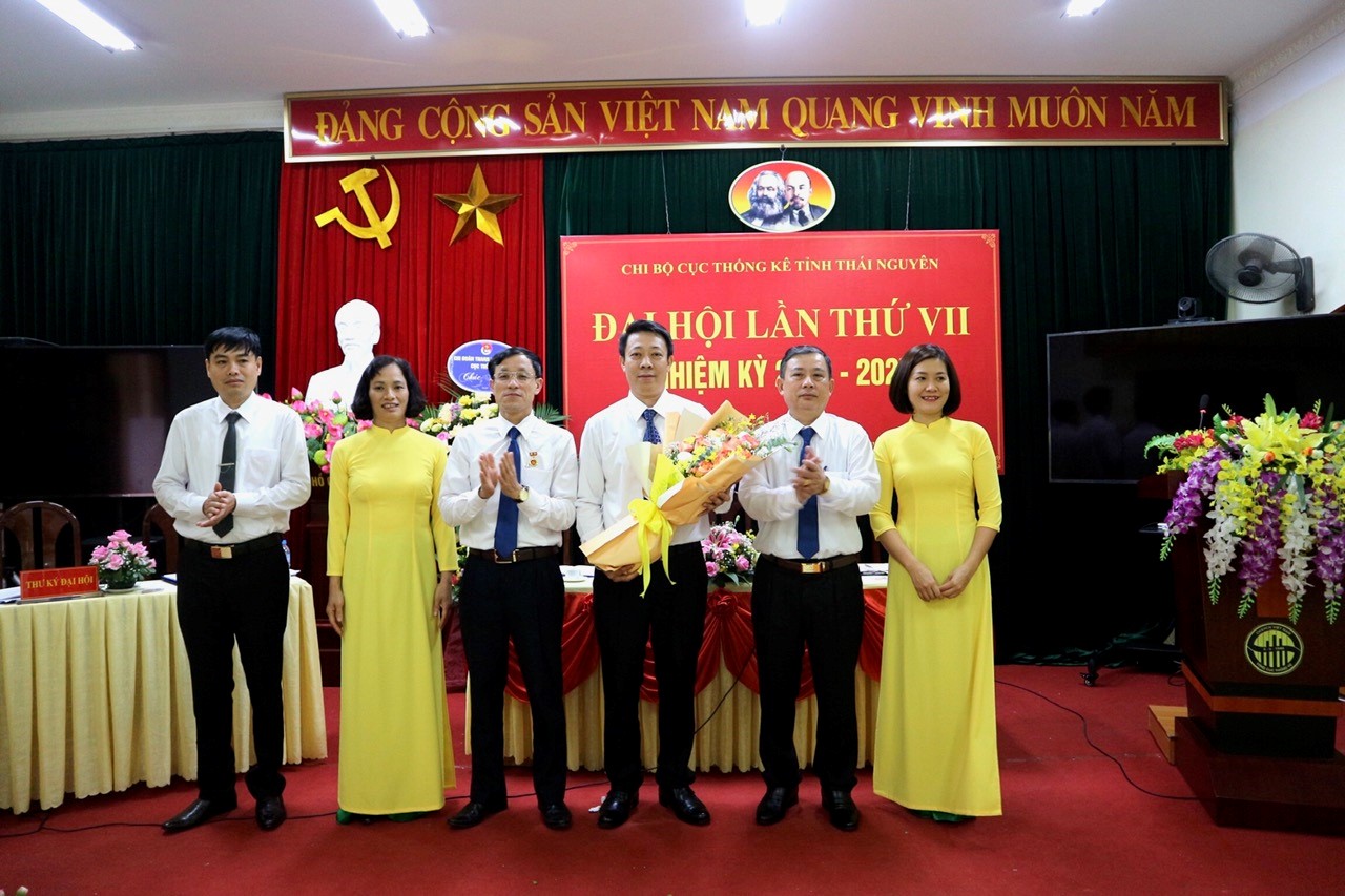 Đồng chí Ngô Văn Lâm - Phó Bí thư Đảng ủy Khối các cơ quan tỉnh chúc mừng Ban Chấp hành khóa mới