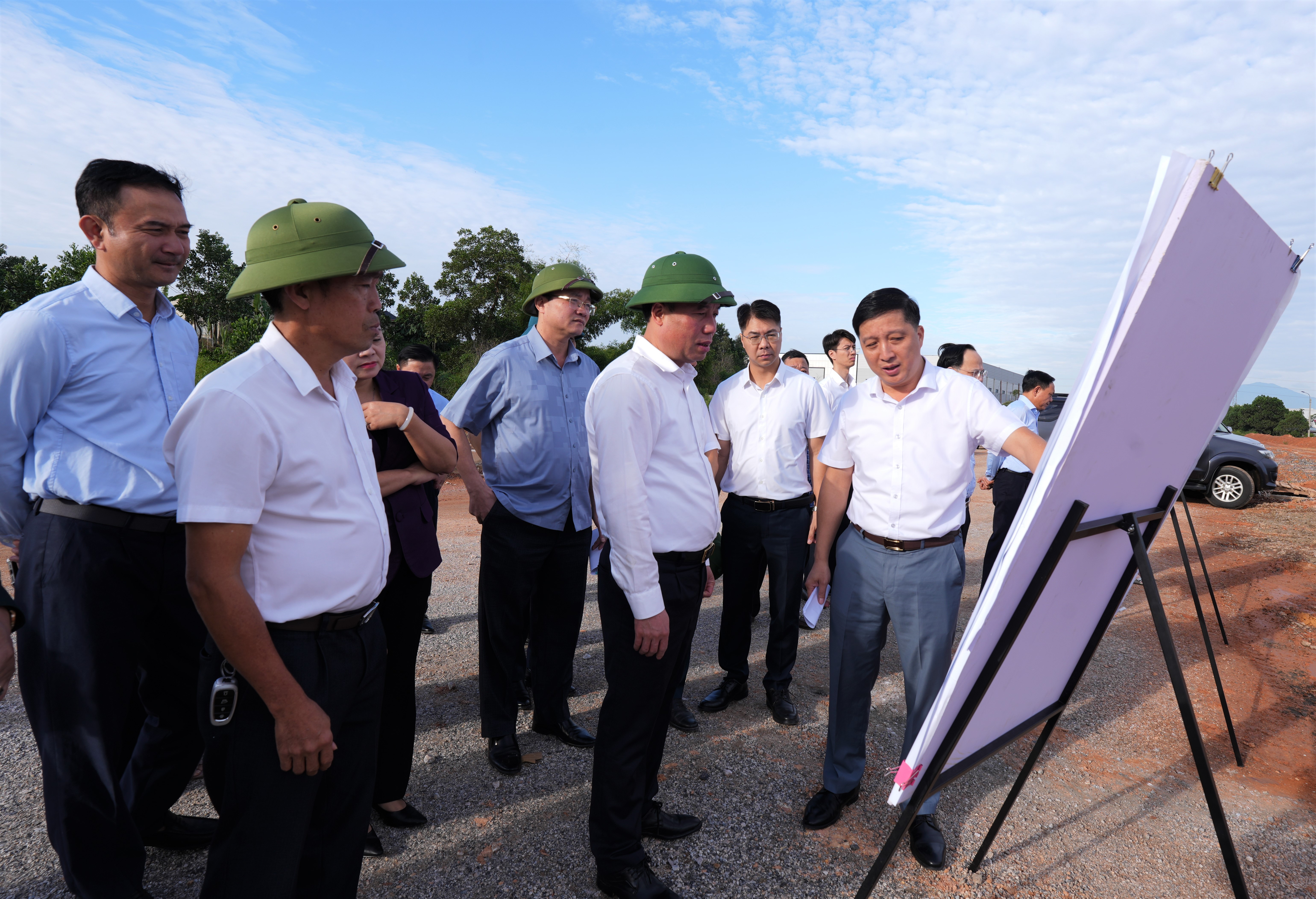 Đồng chí Chủ tịch UBND tỉnh kiểm tra tiến độ triển khai KCN Yên Bình 2