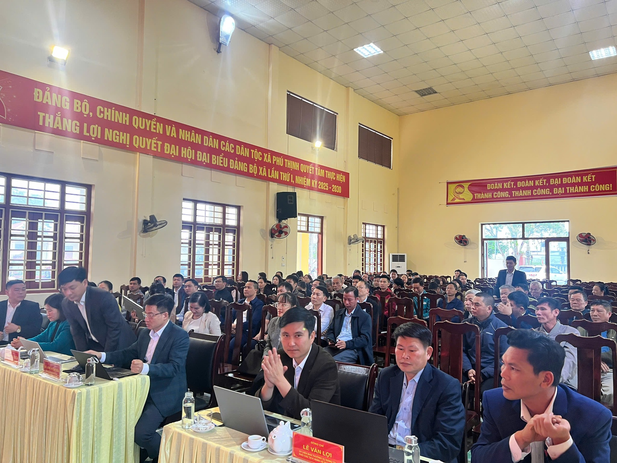 ĐỒNG CHÍ GIÁM ĐỐC SỞ XÂY DỰNG TIẾP XÚC CỬ TRI ĐƠN VỊ BẦU CỬ SỐ 7