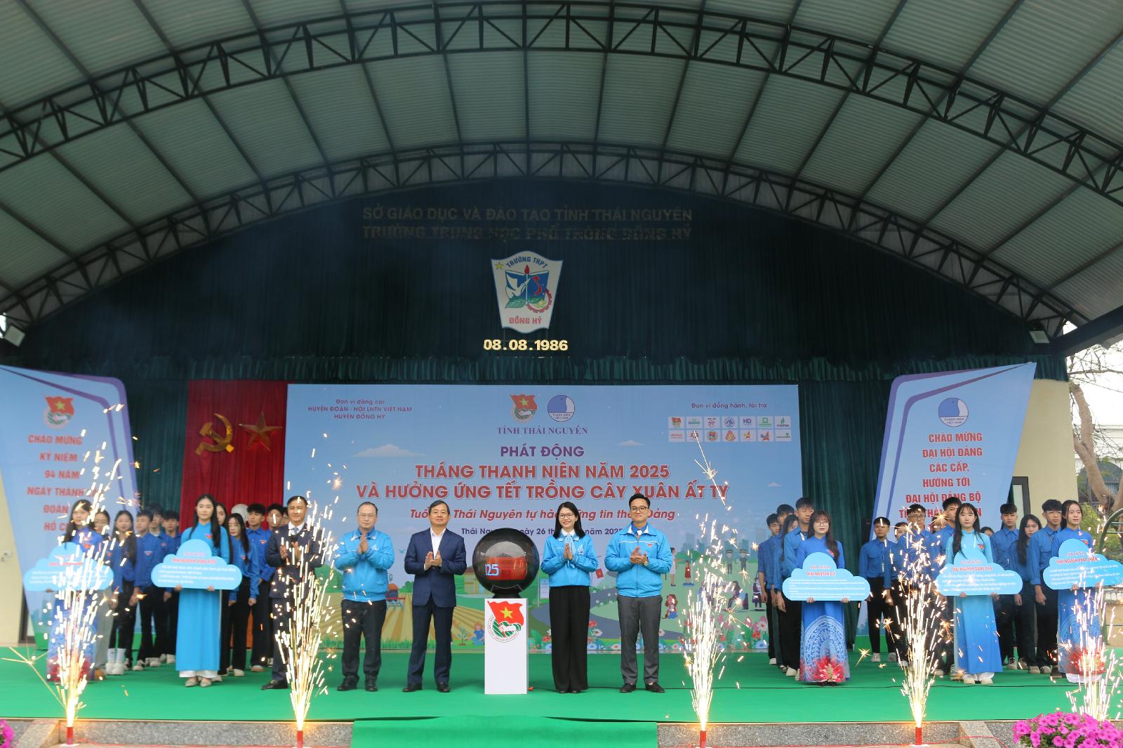 “THÁI NGUYÊN: TRÊN 850 TRIỆU ĐỒNG ĐƯỢC TRAO TẠI LỄ PHÁT ĐỘNG RA QUÂN THÁNG THANH NIÊN ”