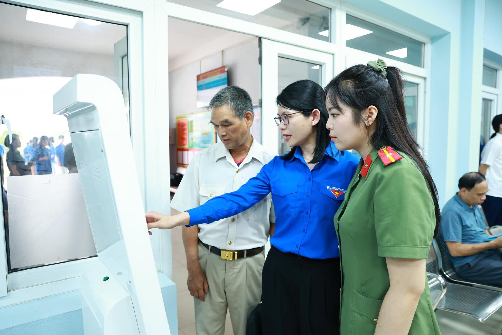 RA QUÂN 111 ĐỘI HÌNH THANH NIÊN TÌNH NGUYỆN HỖ TRỢ VẬN HÀNH MÔ HÌNH CHÍNH QUYỀN ĐỊA PHƯƠNG 2 CẤP VÀ CUNG CẤP DỊCH VỤ CÔNG TRỰC TUYẾN TẠI CƠ SỞ