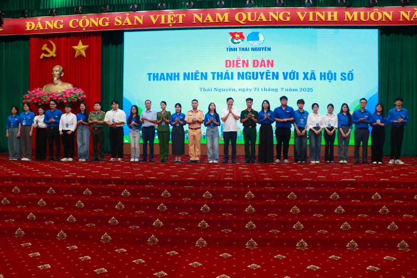 DIỄN ĐÀN THANH NIÊN THÁI NGUYÊN VỚI XÃ HỘI SỐ VÀ TẬP HUẤN CÁC ĐỘI HÌNH THANH NIÊN TÌNH NGUYỆN HỖ TRỢ VẬN HÀNH MÔ HÌNH CHÍNH QUYỀN ĐỊA PHƯƠNG 2 CẤP, TRIỂN KHAI PHONG TRÀO BÌNH DÂN HỌC AI
