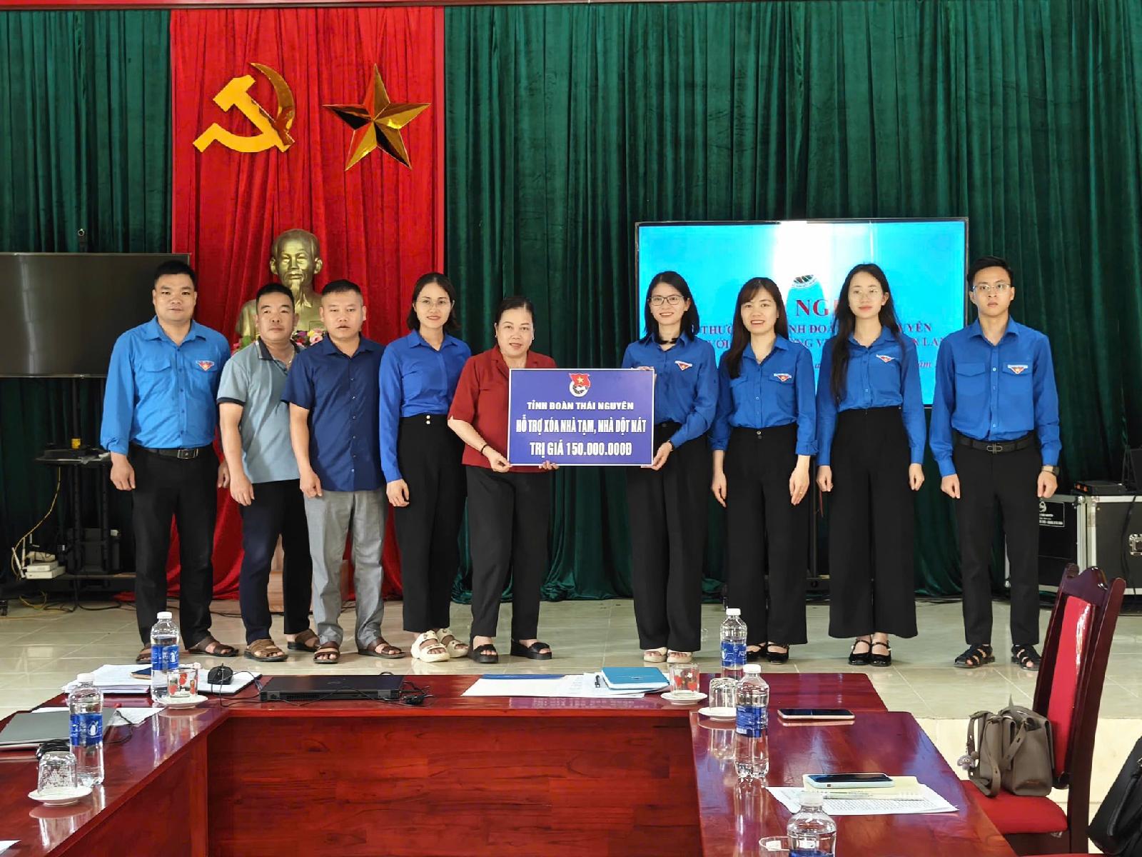 BAN THƯỜNG VỤ TỈNH ĐOÀN THÁI NGUYÊN LÀM VIỆC VỚI BAN THƯỜNG VỤ ĐOÀN XÃ VĂN LANG