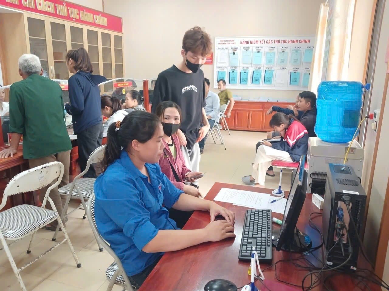 ĐOÀN THANH NIÊN XÃ TÂN KHÁNH TRIỂN KHAI ĐỘI HÌNH TÌNH NGUYỆN HỖ TRỢ NGƯỜI DÂN TẠI TRUNG TÂM HÀNH CHÍNH CÔNG