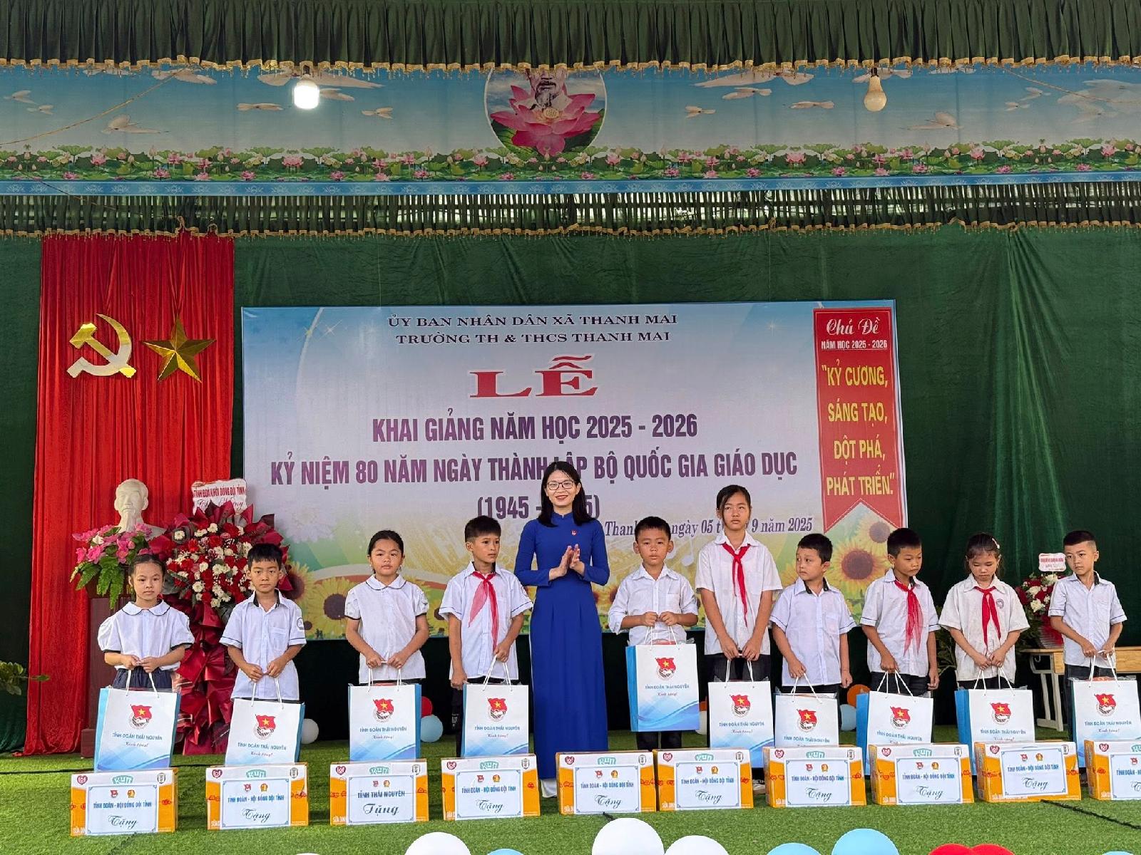 ĐỒNG CHÍ BÍ THƯ TỈNH ĐOÀN DỰ LỄ KHAI GIẢNG NĂM HỌC MỚI TẠI TRƯỜNG TH&amp;THCS THANH MAI