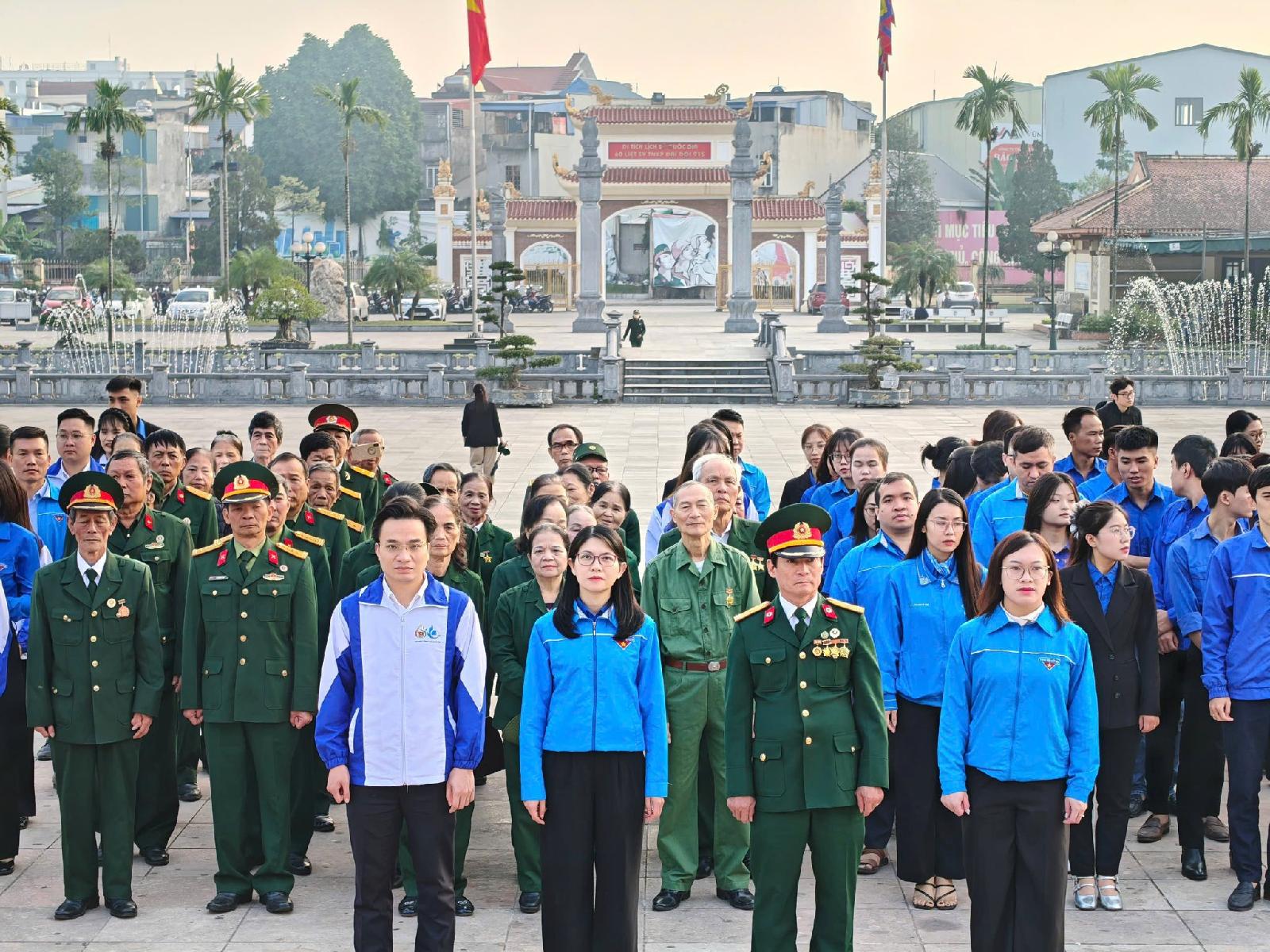 TỈNH ĐOÀN, HỘI CỰU THANH NIÊN XUNG PHONG TỈNH THÁI NGUYÊN DÂNG HƯƠNG TẠI KHU DI TÍCH LỊCH SỬ 915