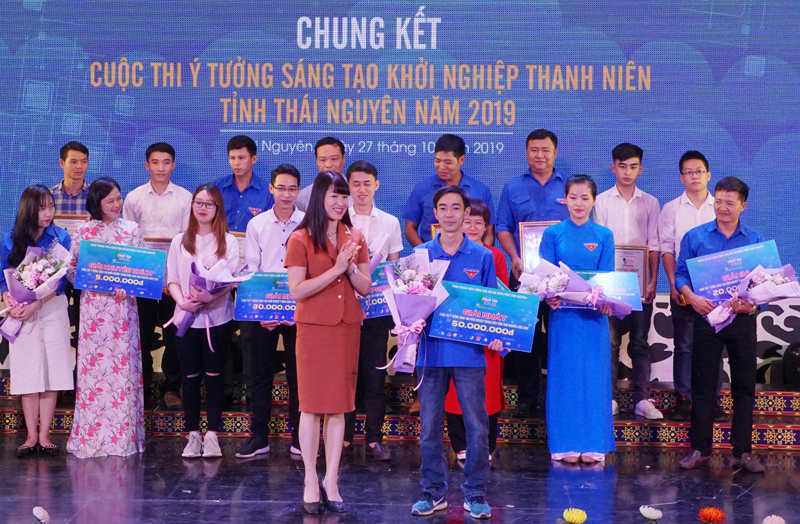Đồng chí Hà Thị Bích Hồng, Phó Chủ tịch HĐND tỉnh trao giải cho tác giả có ý tưởng đạt giải Nhất tại Cuộc thi. Đồng chí Hà Thị Bích Hồng, Phó Chủ tịch HĐND tỉnh trao giải cho tác giả có ý tưởng đạt giải Nhất tại Cuộc thi.