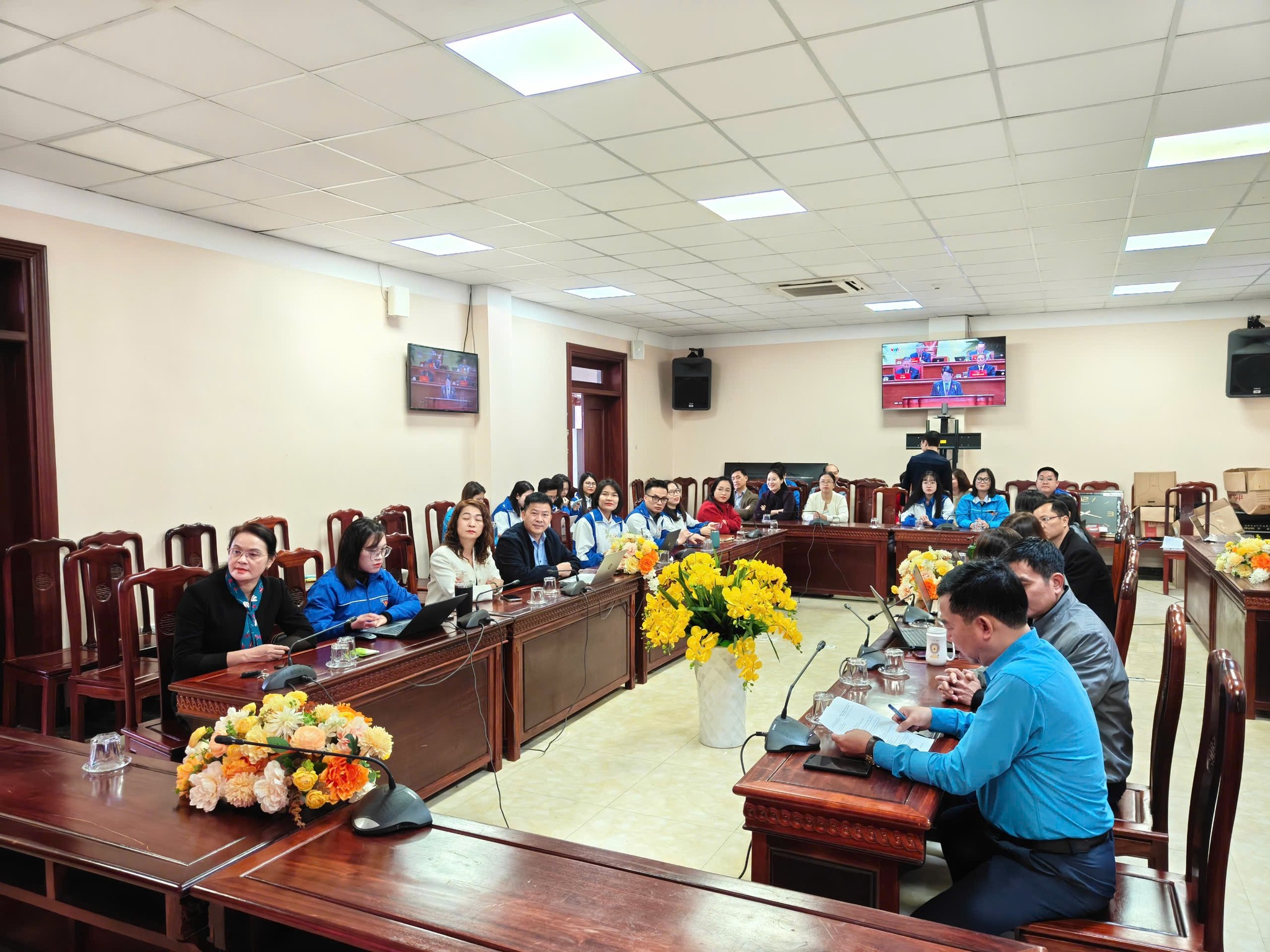 BAN CÔNG TÁC ĐOÀN VÀ THANH THIẾU NHI THEO DÕI TRUYỀN HÌNH TRỰC TIẾP PHIÊN KHAI MẠC ĐẠI HỘI ĐẠI BIỂU TOÀN QUỐC LẦN THỨ XIV CỦA ĐẢNG