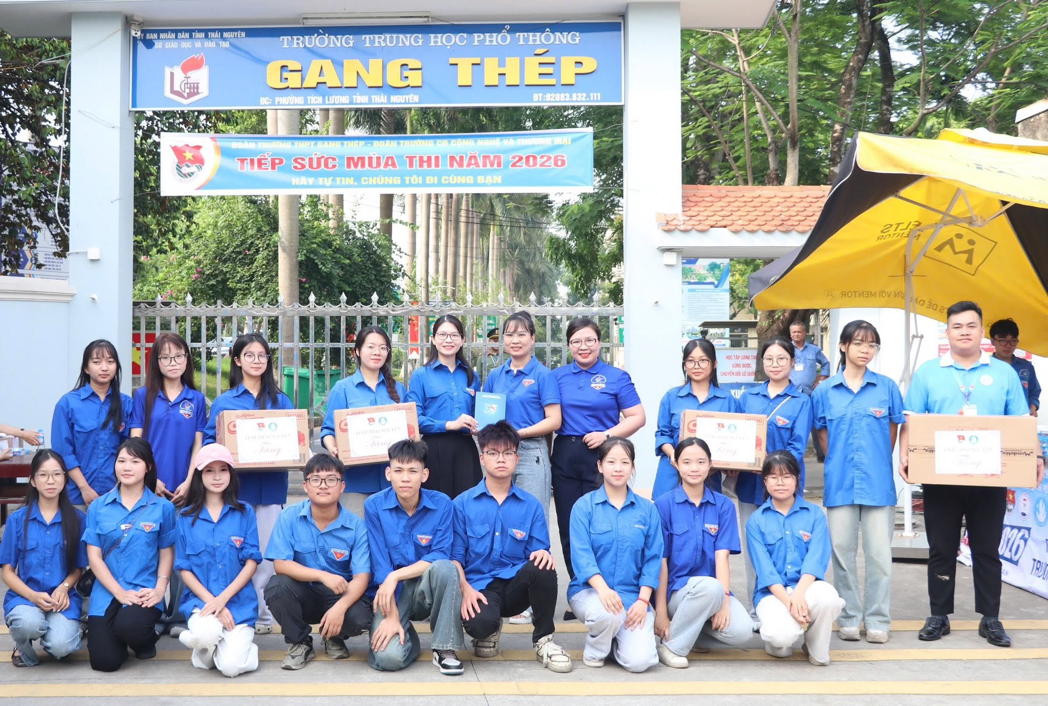 THƯỜNG TRỰC TỈNH ĐOÀN THĂM, TẶNG QUÀ CHO CÁC ĐỘI HÌNH “TIẾP SỨC MÙA THI” KỲ THI TỐT NGHIỆP THPT NĂM 2026