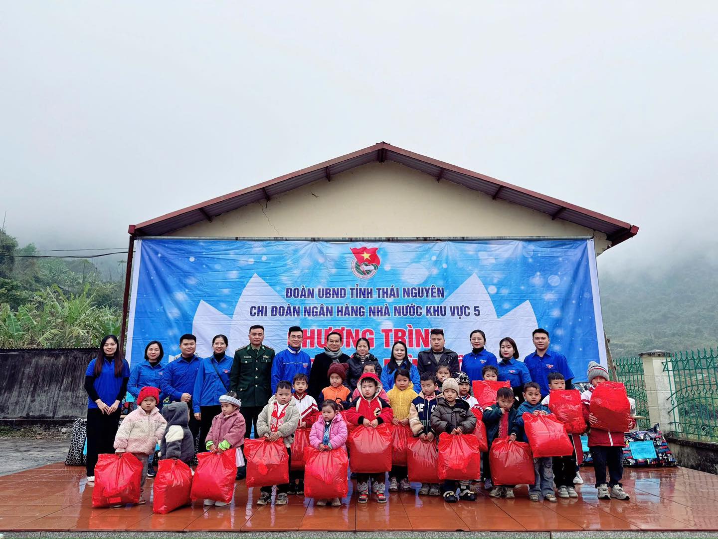 CHI ĐOÀN NGÂN HÀNG NHÀ NƯỚC KHU VỰC 5 TỔ CHỨC CHƯƠNG TRÌNH TÌNH NGUYỆN MÙA ĐÔNG VÀ “HÀNH TRÌNH VỀ ĐỊA CHỈ ĐỎ”