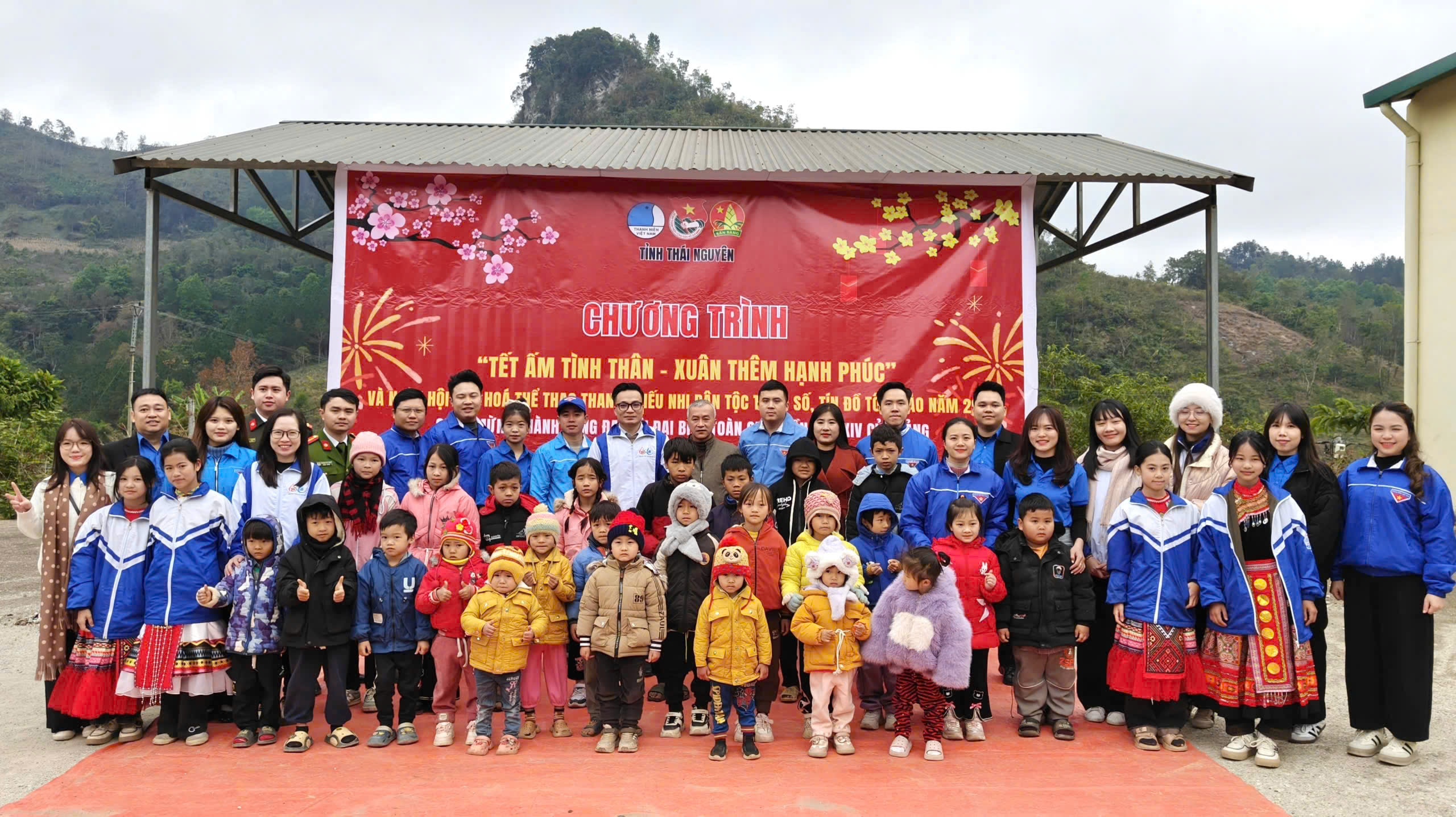 CHƯƠNG TRÌNH TẾT ẤM TÌNH THÂN - XUÂN THÊM HẠNH PHÚC, CHÀO MỪNG THÀNH CÔNG ĐẠI HỘI ĐẠI BIỂU TOÀN QUỐC LẦN THỨ XIV CỦA ĐẢNG