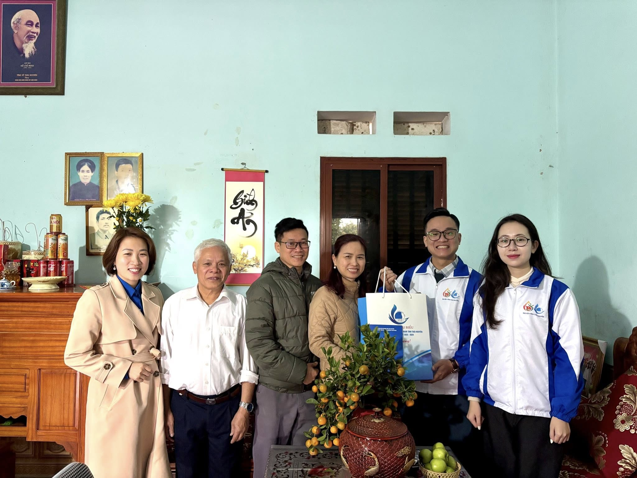 TUỔI TRẺ THÁI NGUYÊN THĂM, TẶNG QUÀ QUÂN NHÂN, CÔNG NHÂN VÀ VIÊN CHỨC QUỐC PHÒNG LÀM NHIỆM VỤ TẠI QUẦN ĐẢO TRƯỜNG SA VÀ BIÊN GIỚI