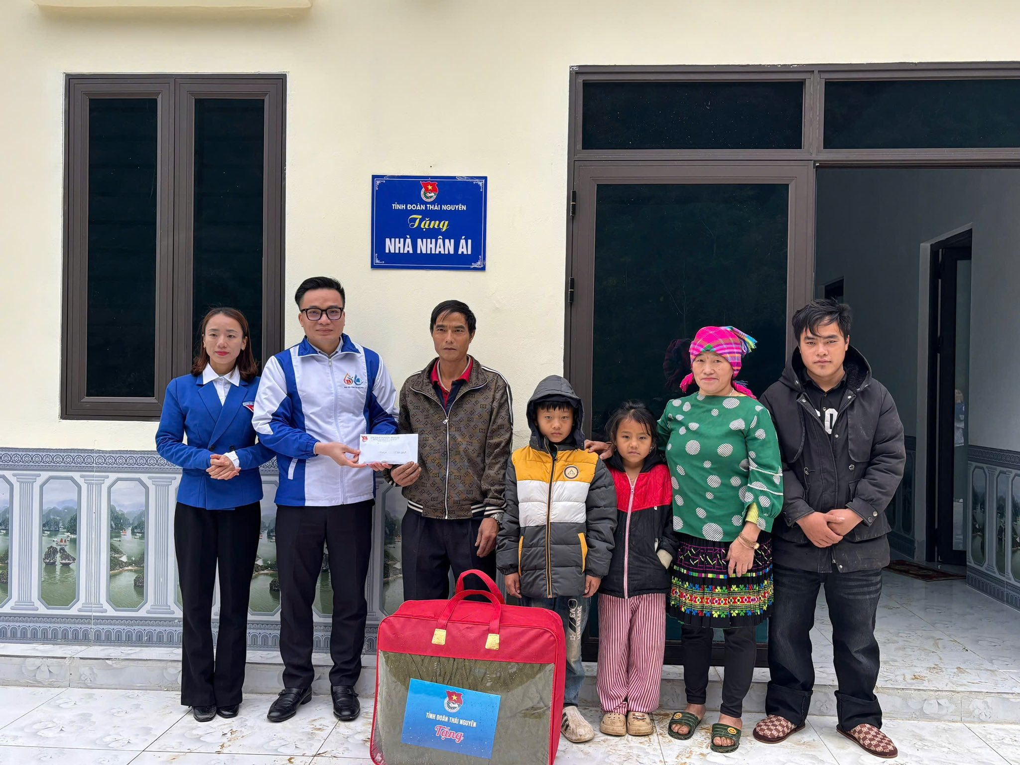 KHÁNH THÀNH “NHÀ NHÂN ÁI” HỖ TRỢ NHÂN DÂN BỊ ẢNH HƯỞNG DO CƠN BÃO SỐ 11 TẠI XÃ THẦN SA